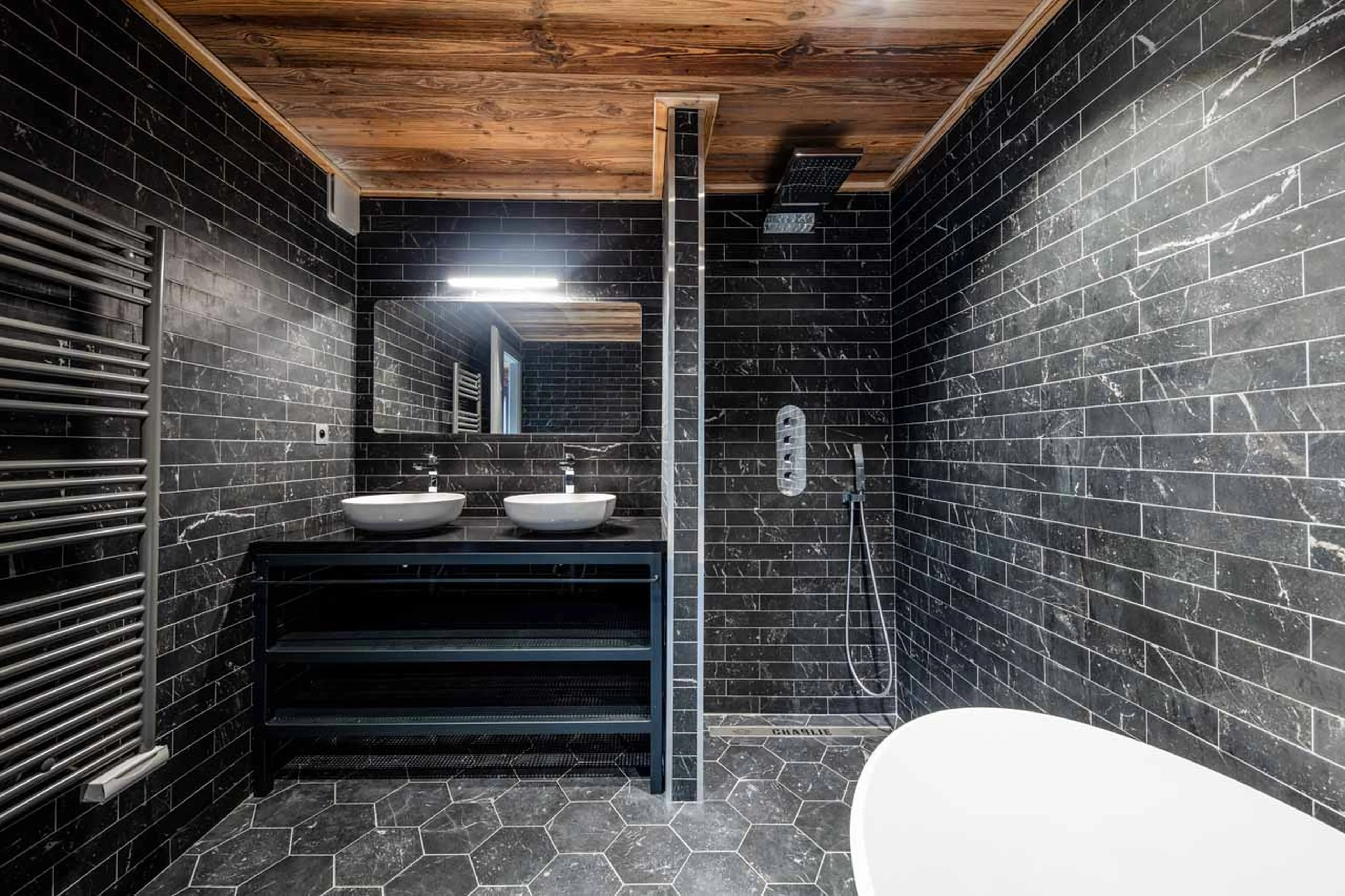 Shower and bathtub at Chalet Charlie in Tignes