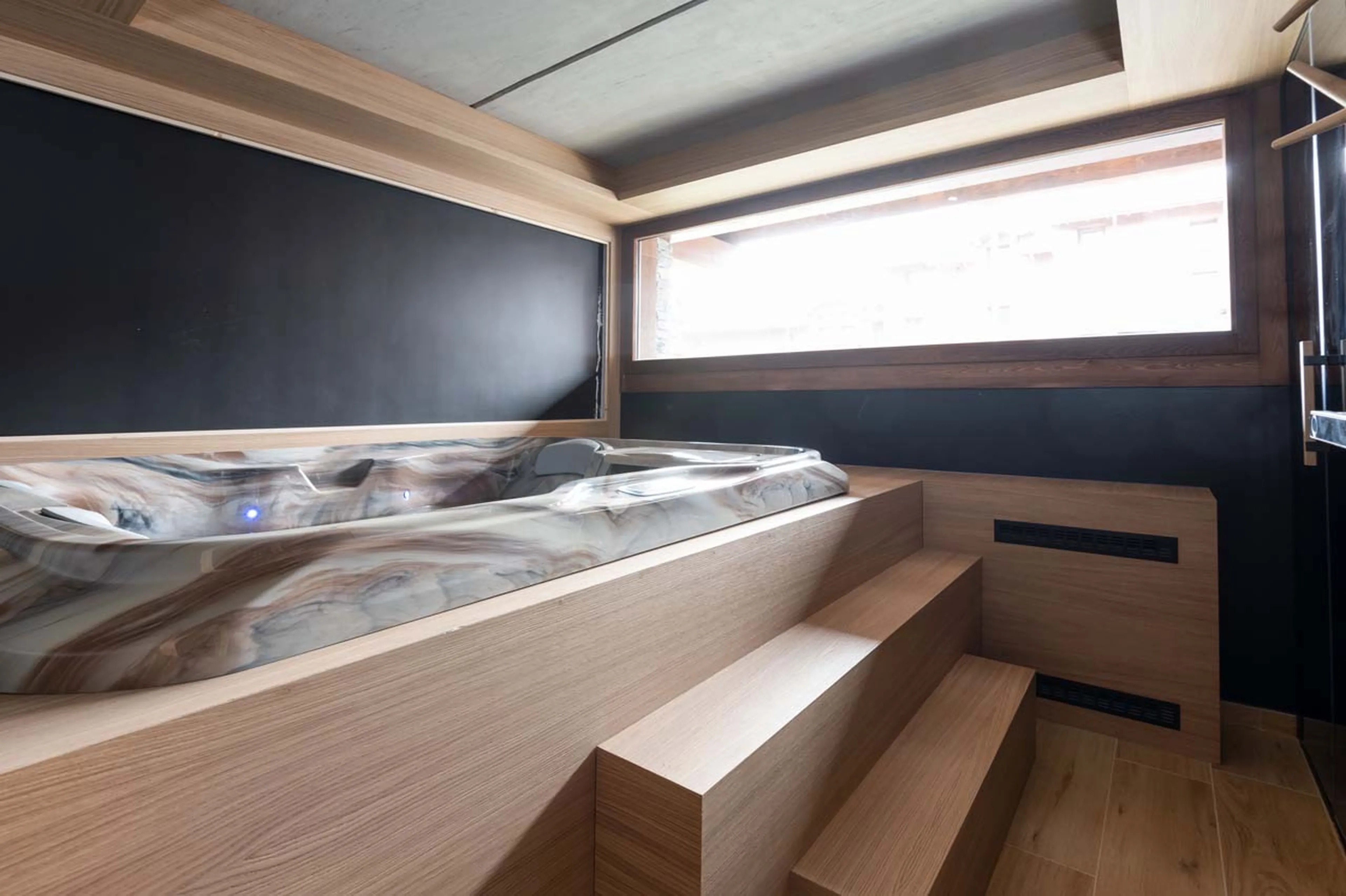 Jacuzzi at Chalet Chasse Forêt in Courchevel 1650