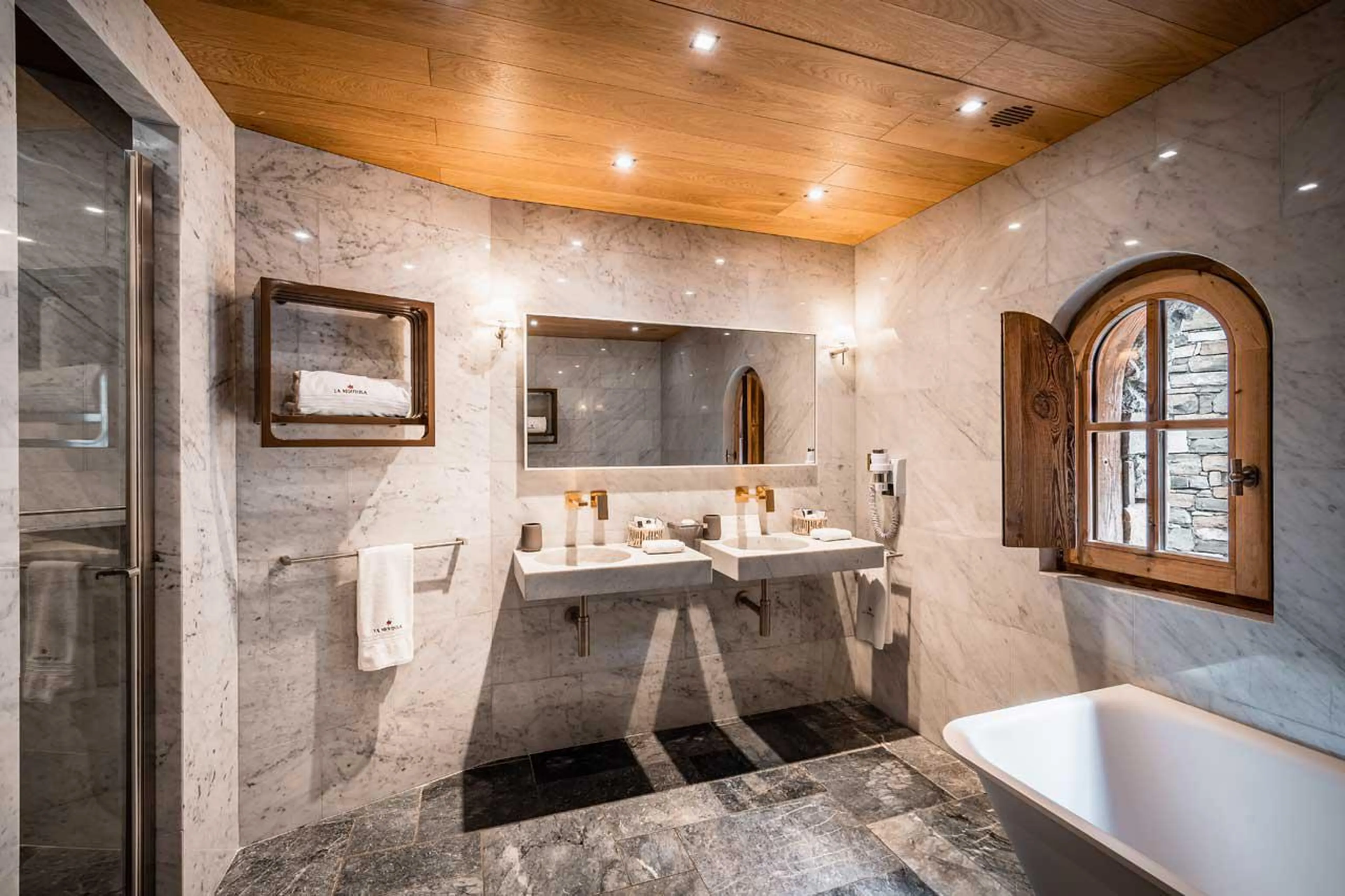 En-suite bathroom and separate WC in Chalet Chene in Val d’ Isere