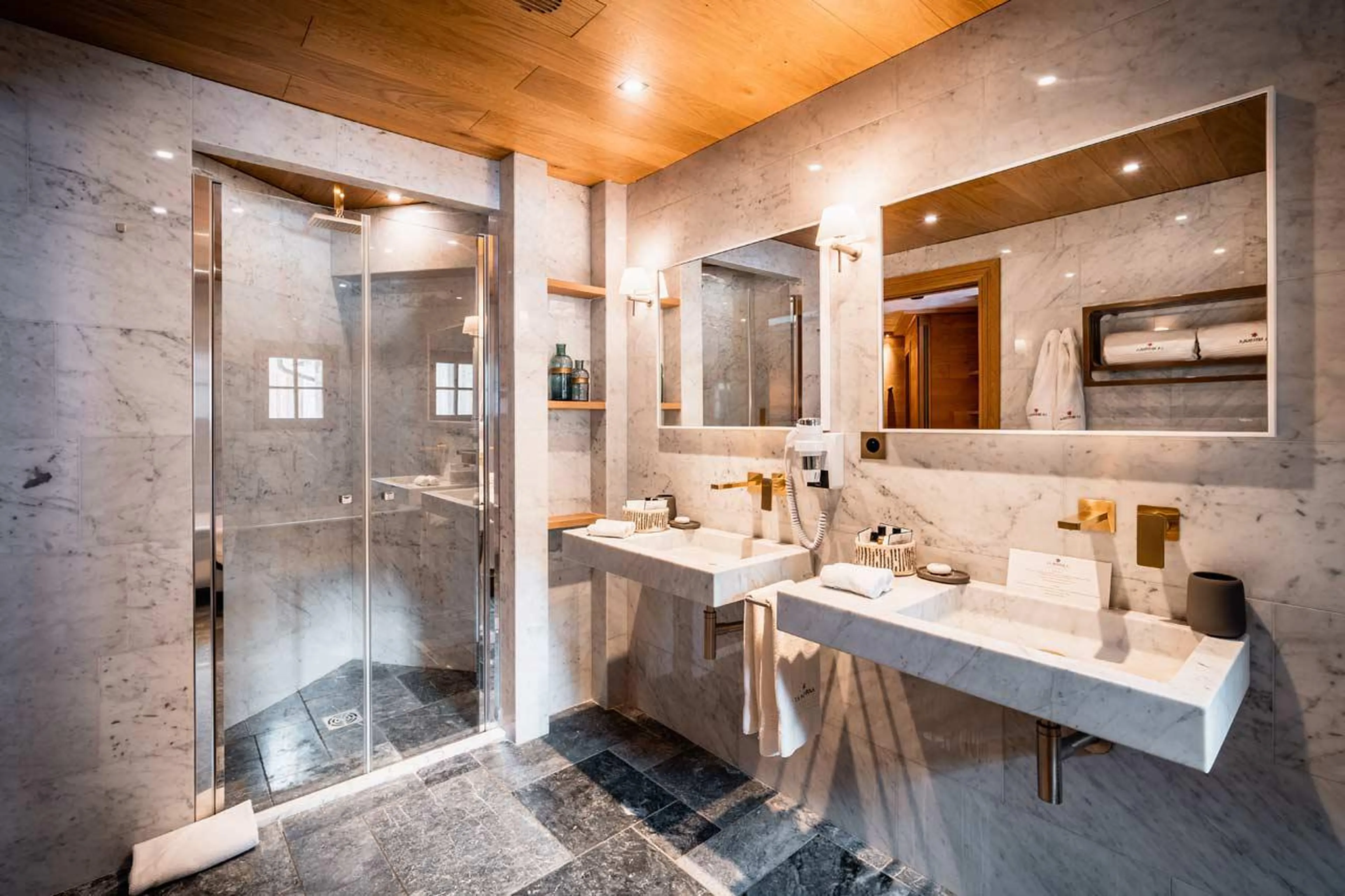 Bath, double basin and shower, as well as separate WC in Chalet Chene in Val d’ Isere