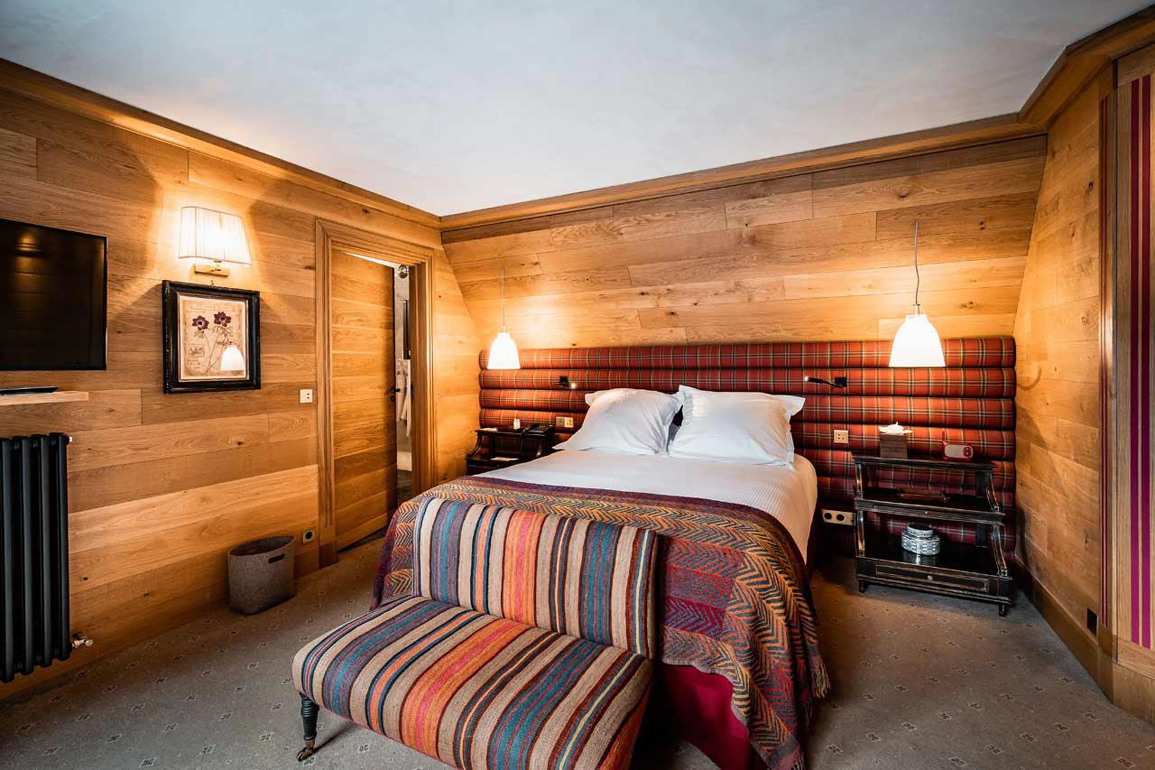 Cosy en suite double bedroom with access to balcony in Chalet Chene in Val d’ Isere