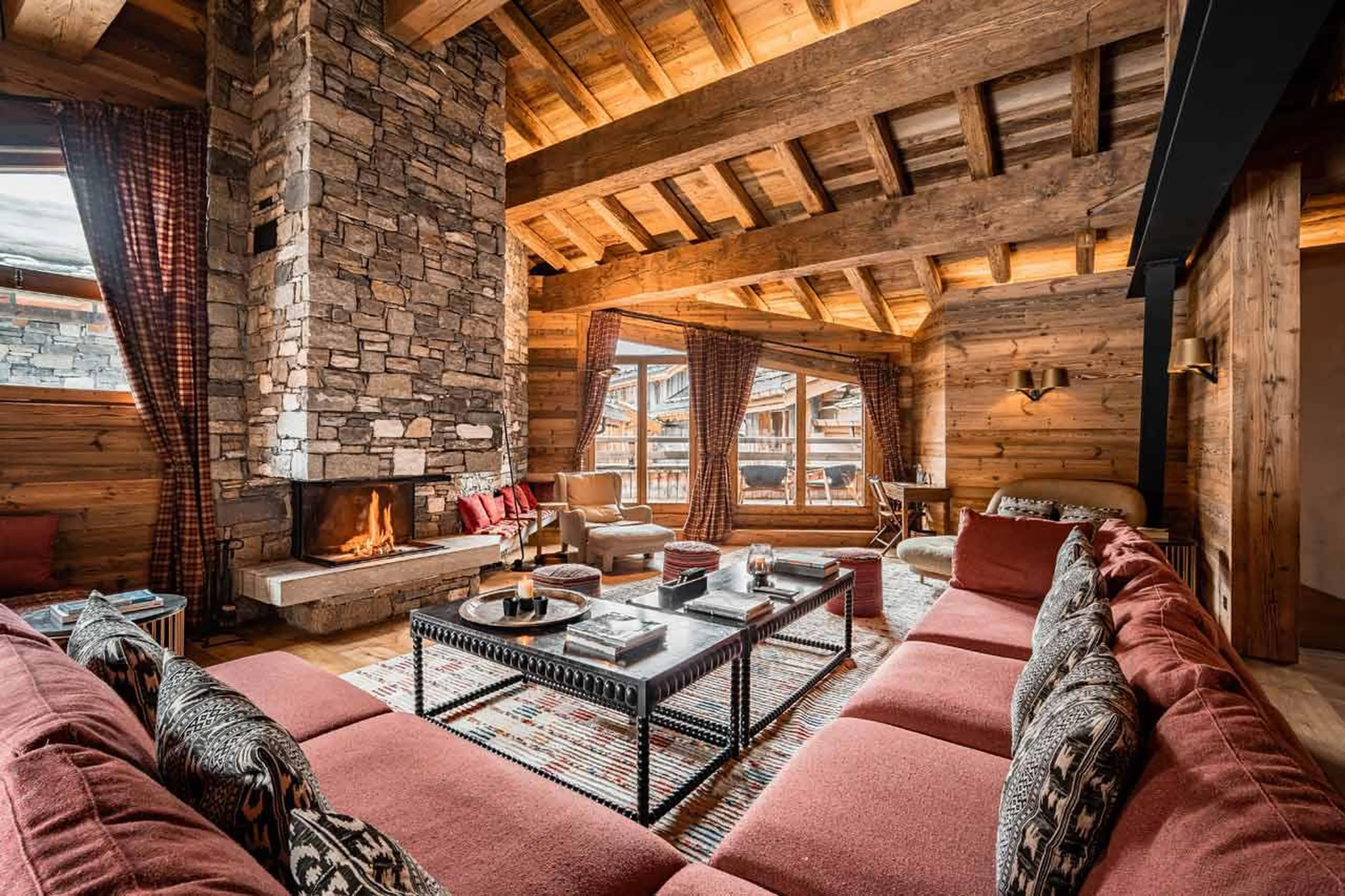 Living area with comfortable seating, and impressive interiors in Chalet Chene in Val d’ Isere