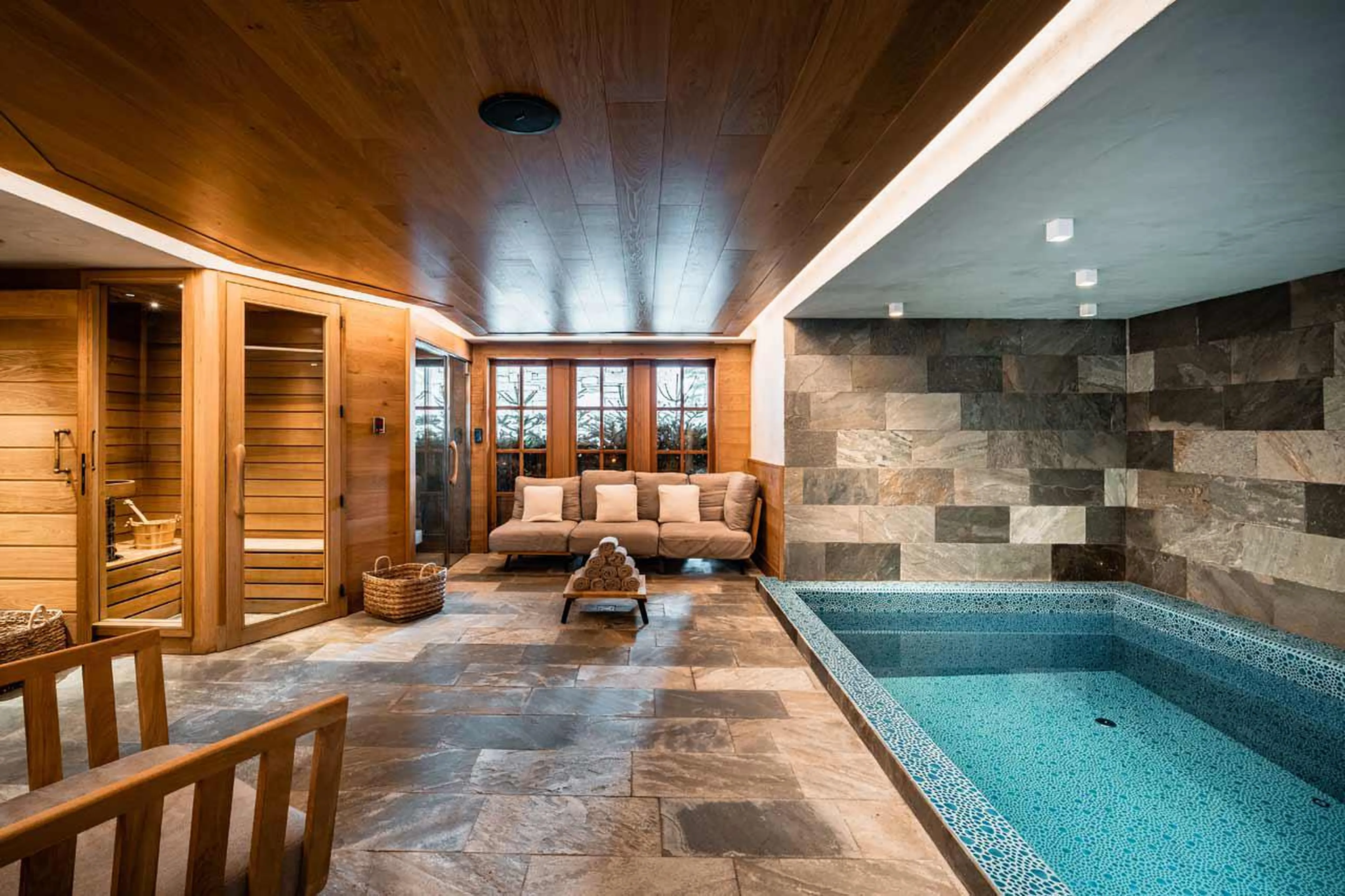 Indoor swimming pool with steam room, sauna and massage cabin of Chalet Chene in Val d’ Isere