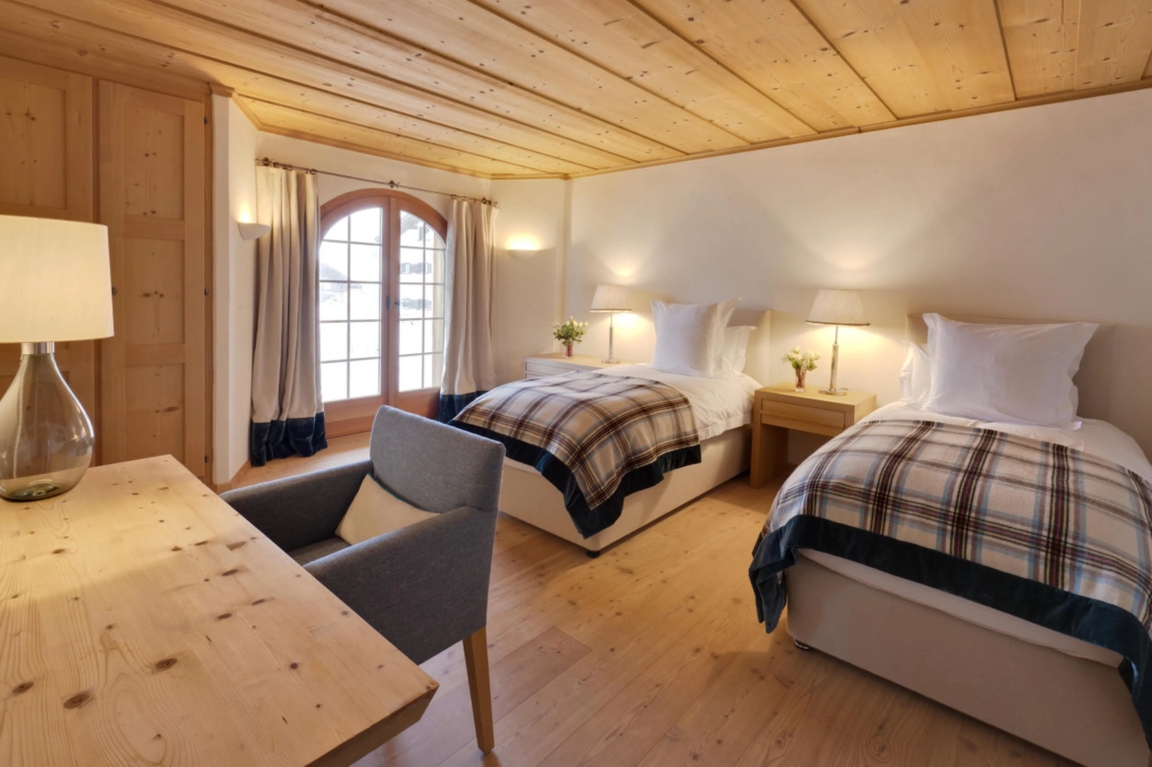 Twin bedroom with access to terrace in Chalet Chimera in Klosters