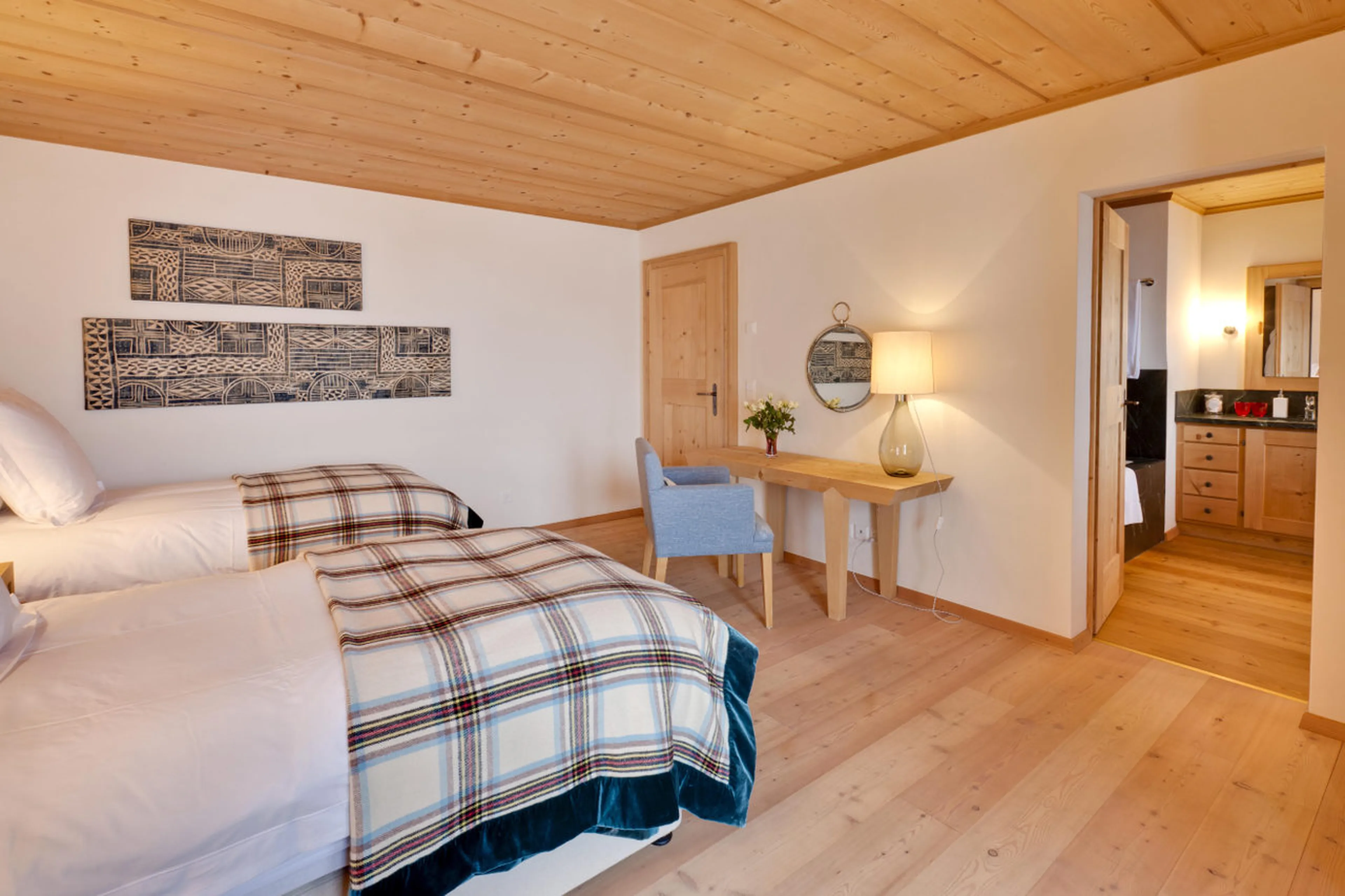 Twin en-suite bedroom in Chalet Chimera in Klosters