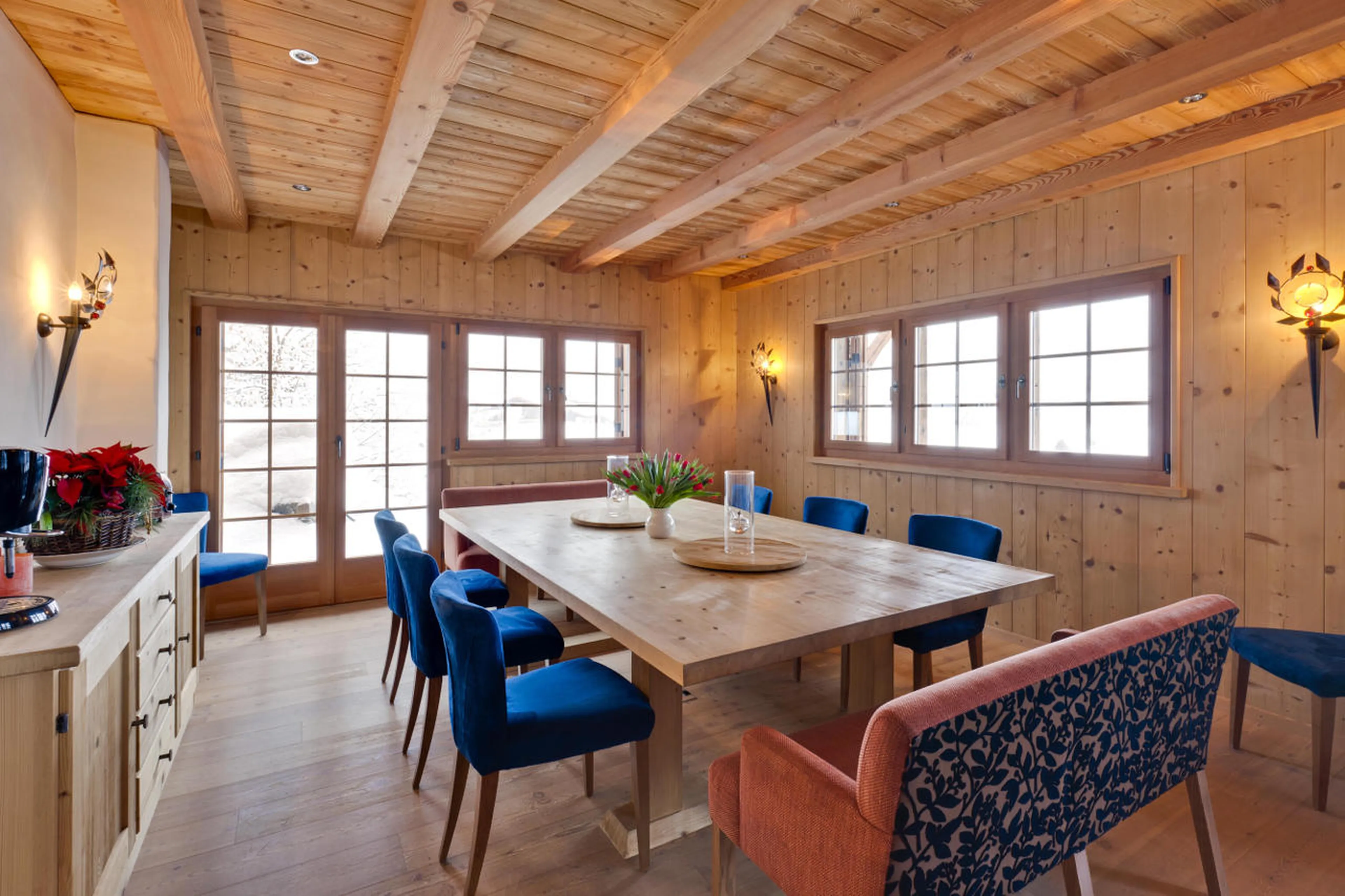 Dining area with balcony access in Chalet Chimera in Klosters