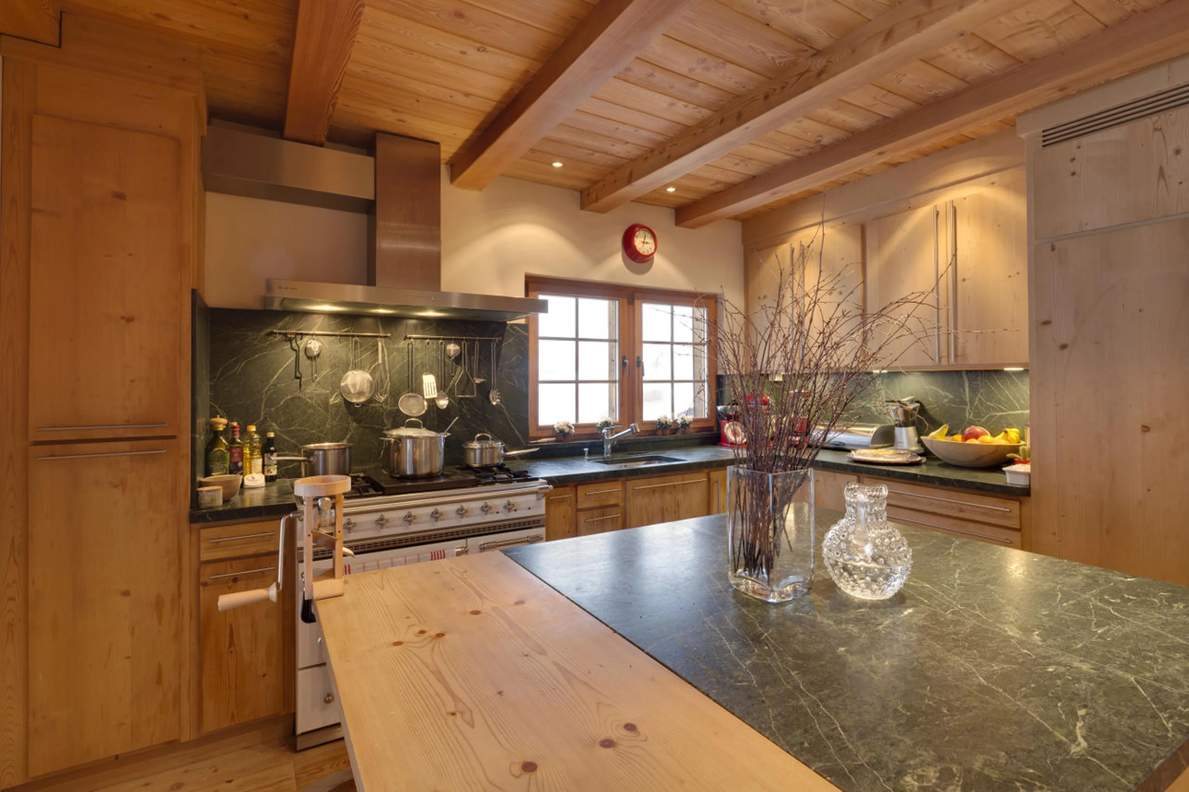 Fully equipped kitchen in Chalet Chimera in Klosters