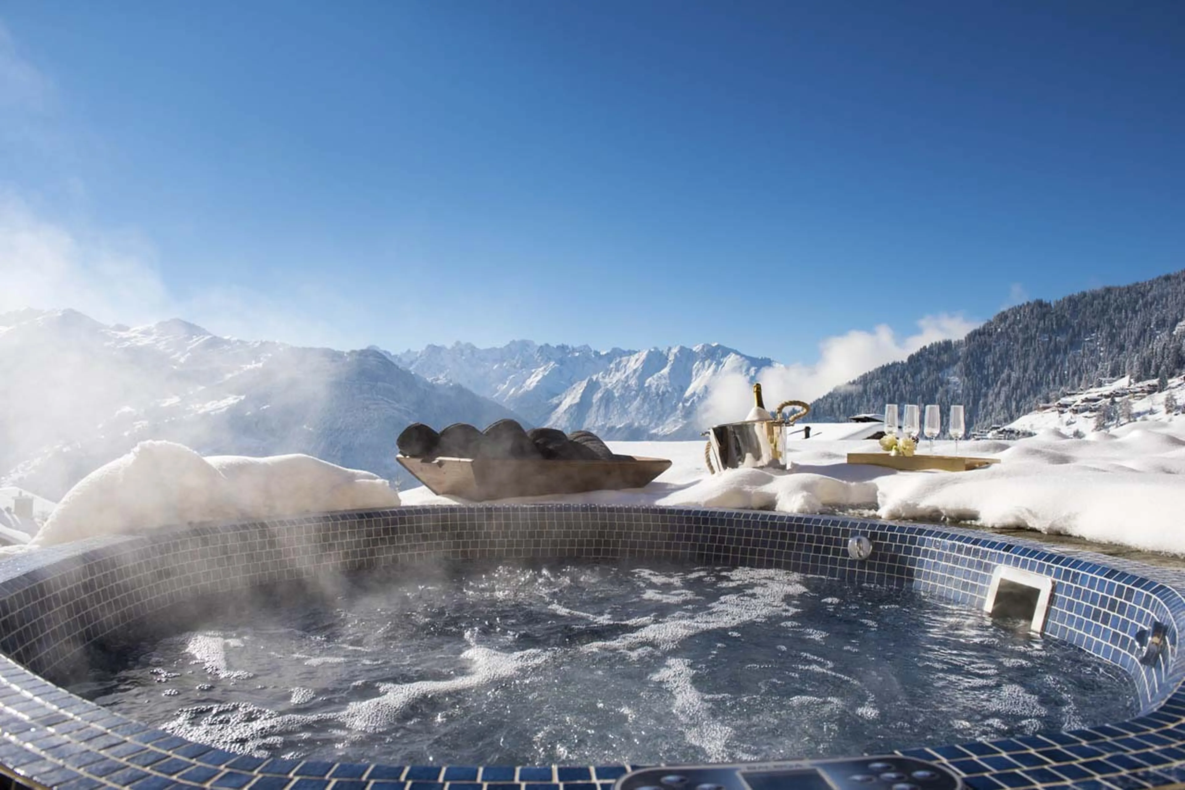 Outdoor hot tub in Chalet Chouqui in Verbier