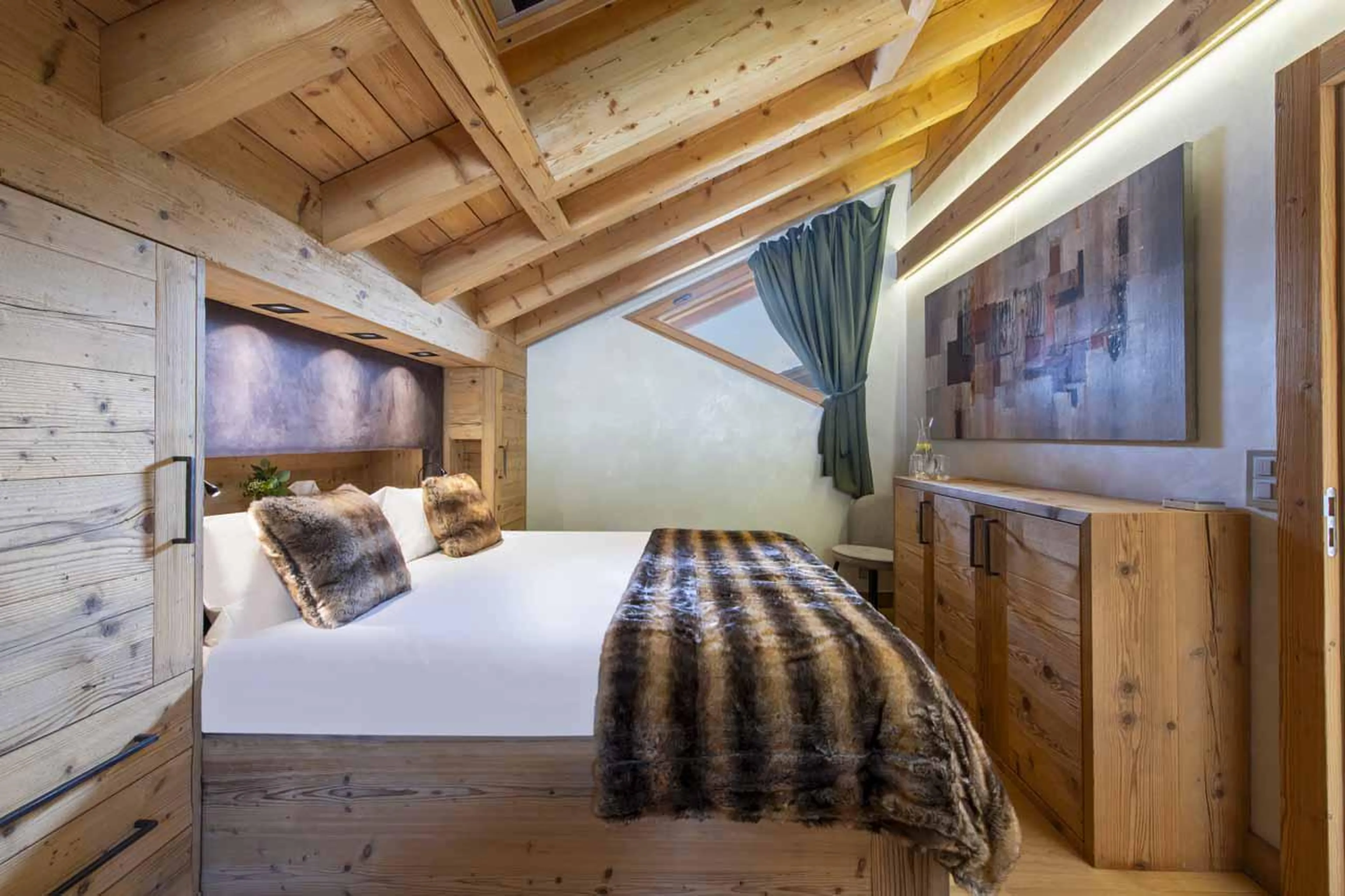 Open-plan master suite at Chalet Clambinet in Verbier