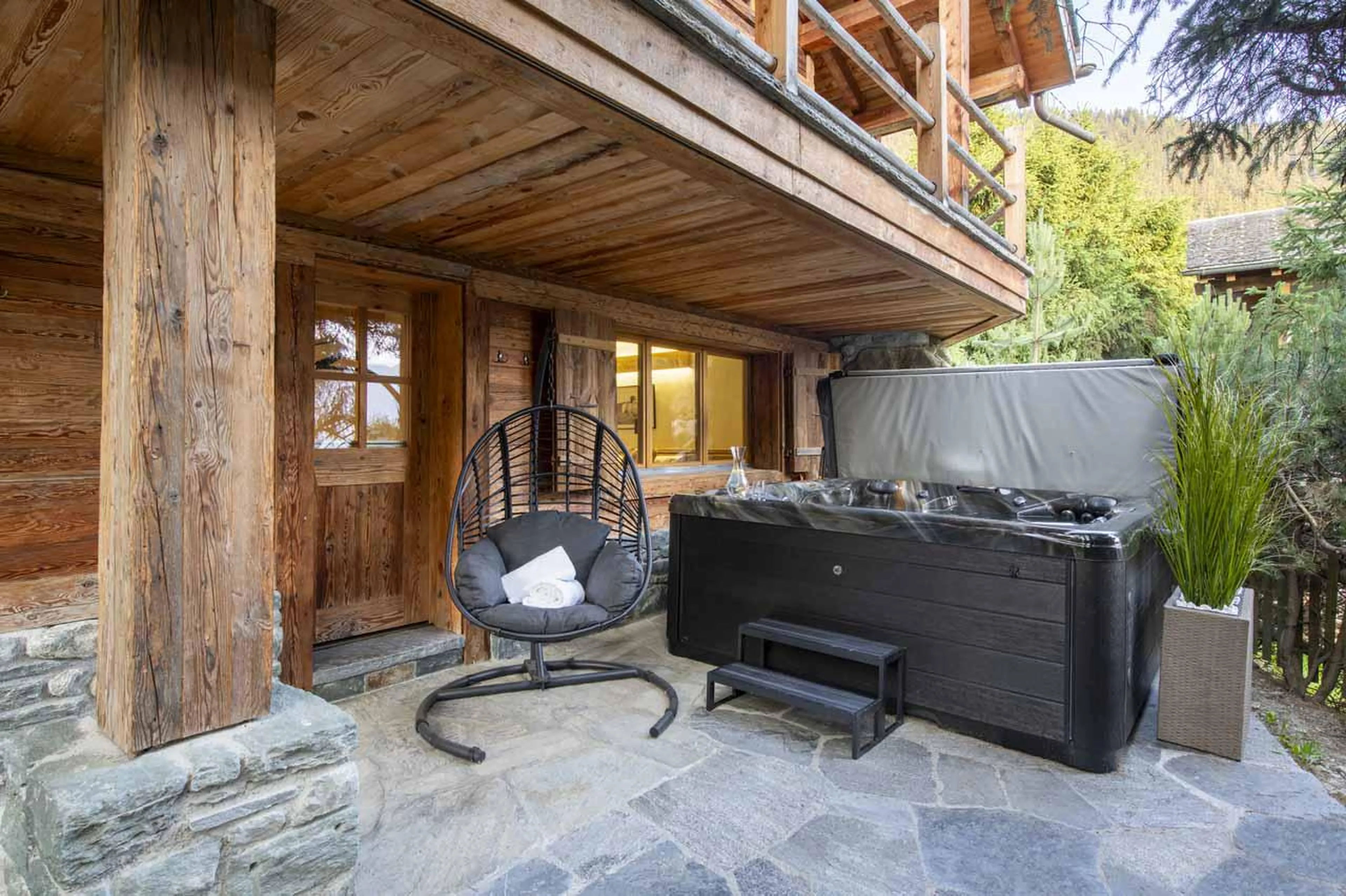 Hot tub on terrace at Chalet Clambinet in Verbier