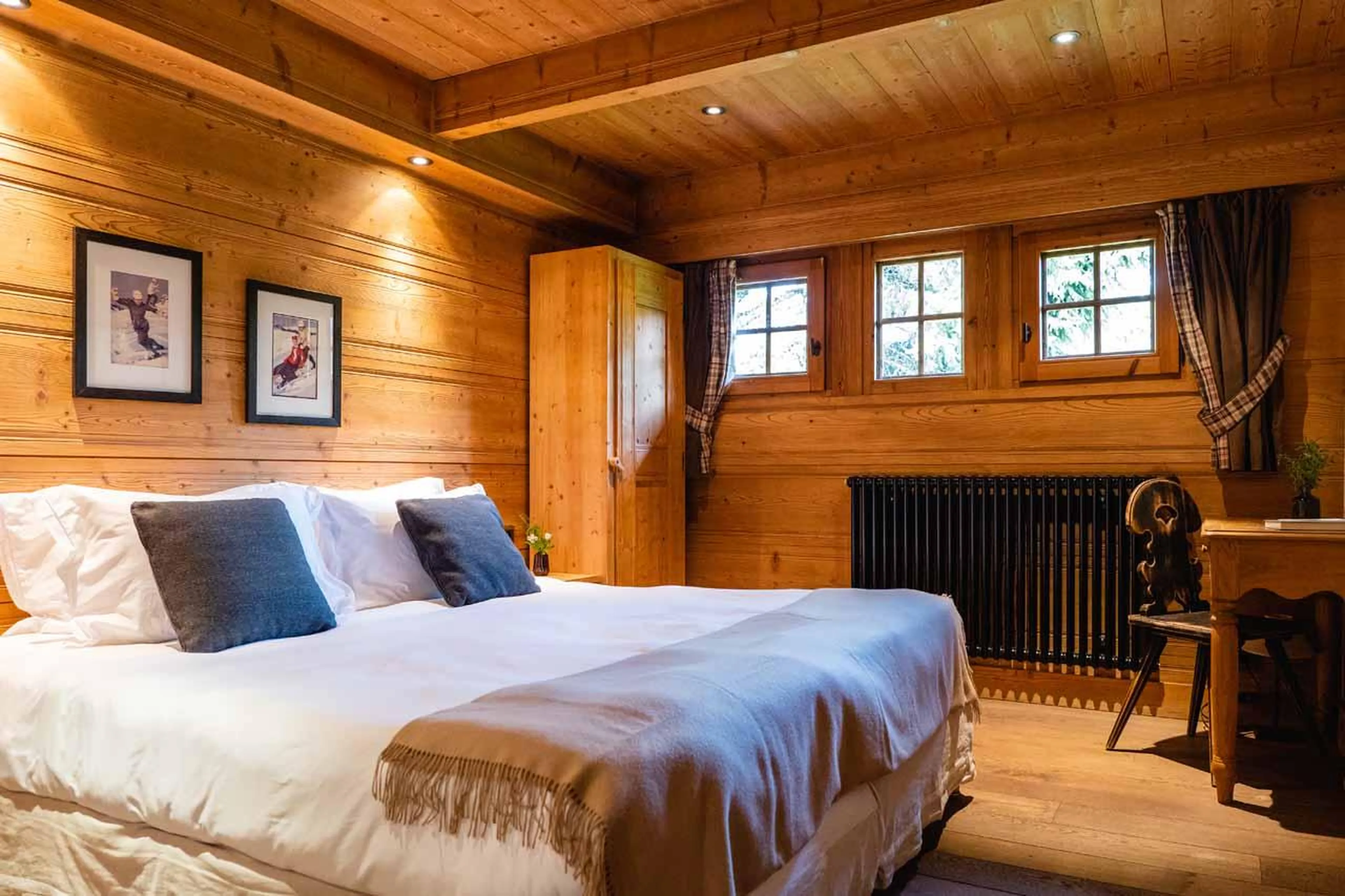 Double bedroom with desk in Chalet Clovis, Megeve