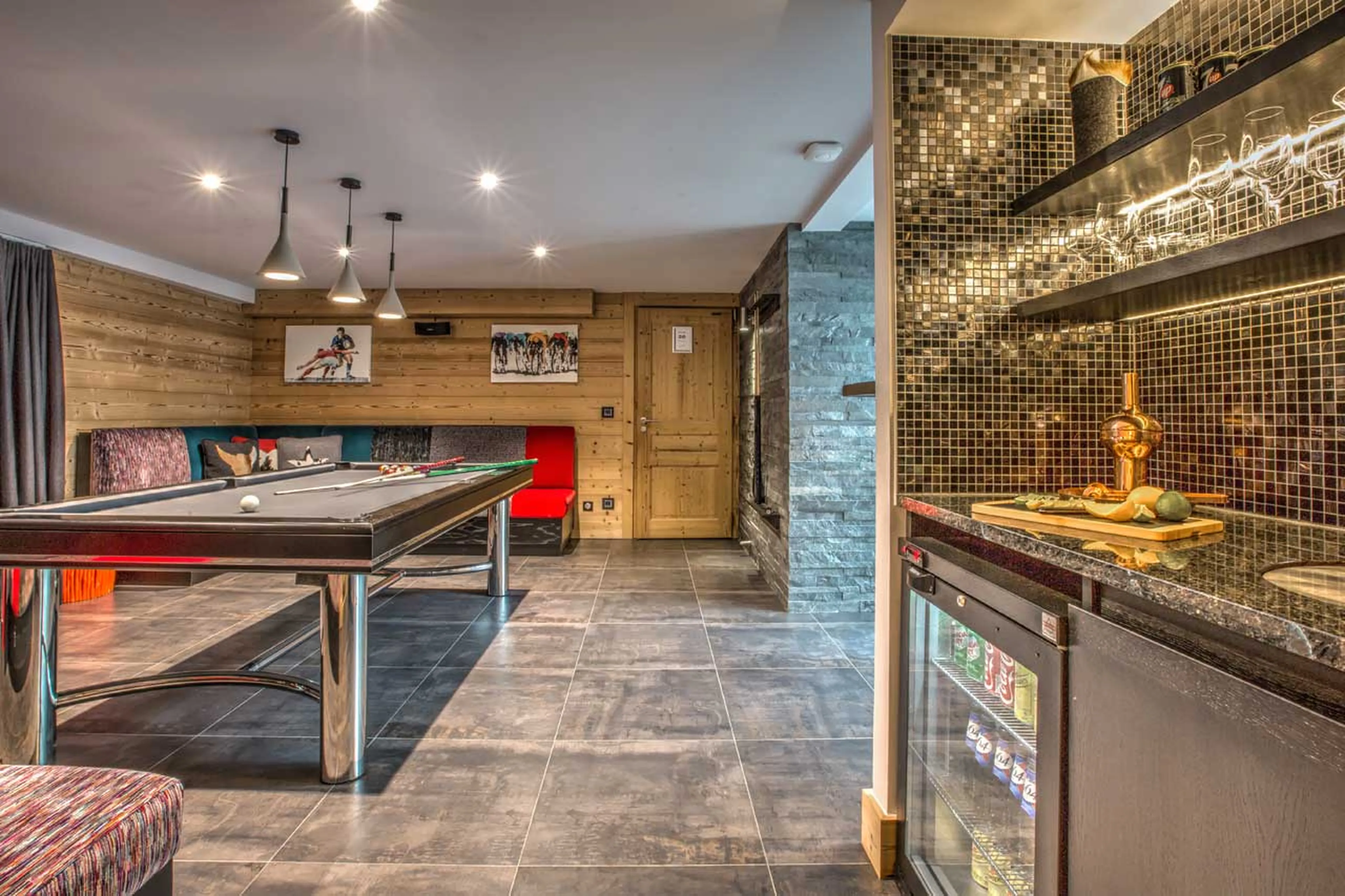 Games room with pool table and bar in Chalet Couttet in Chamonix