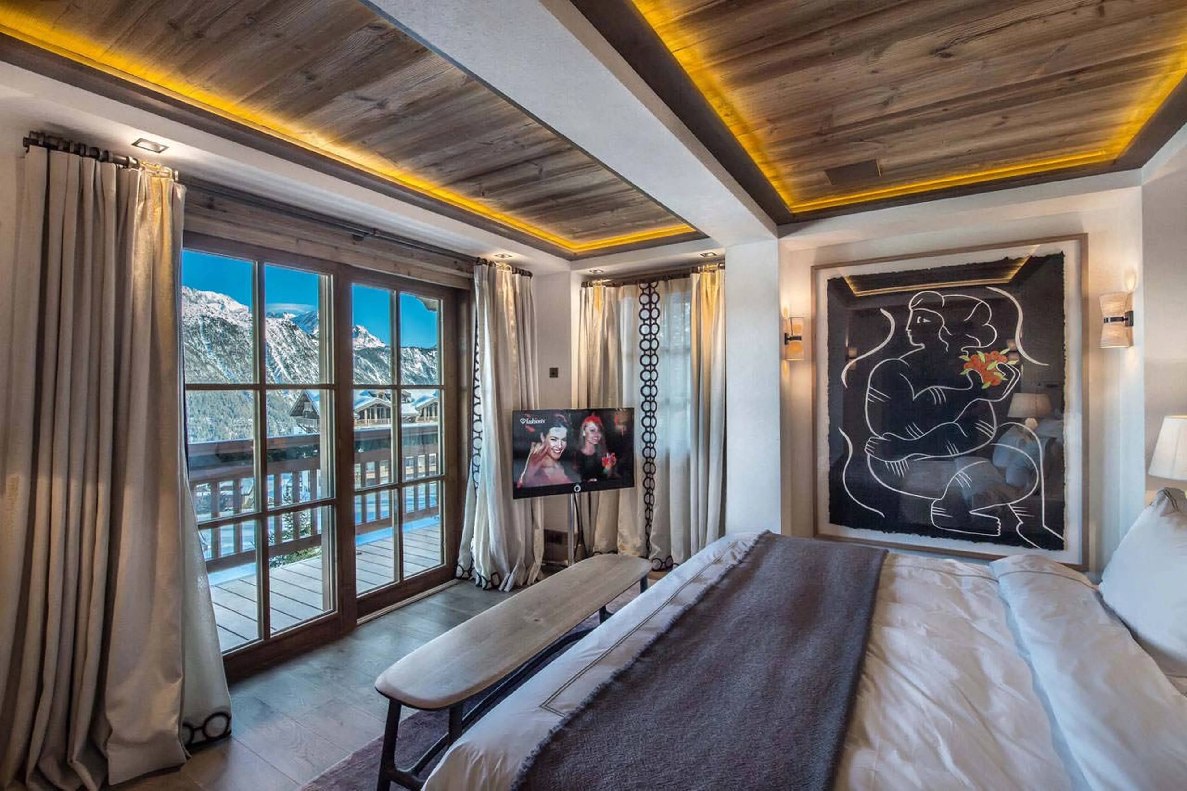 Master bedroom in Chalet Cryst'Aile in Courchevel, with balcony access