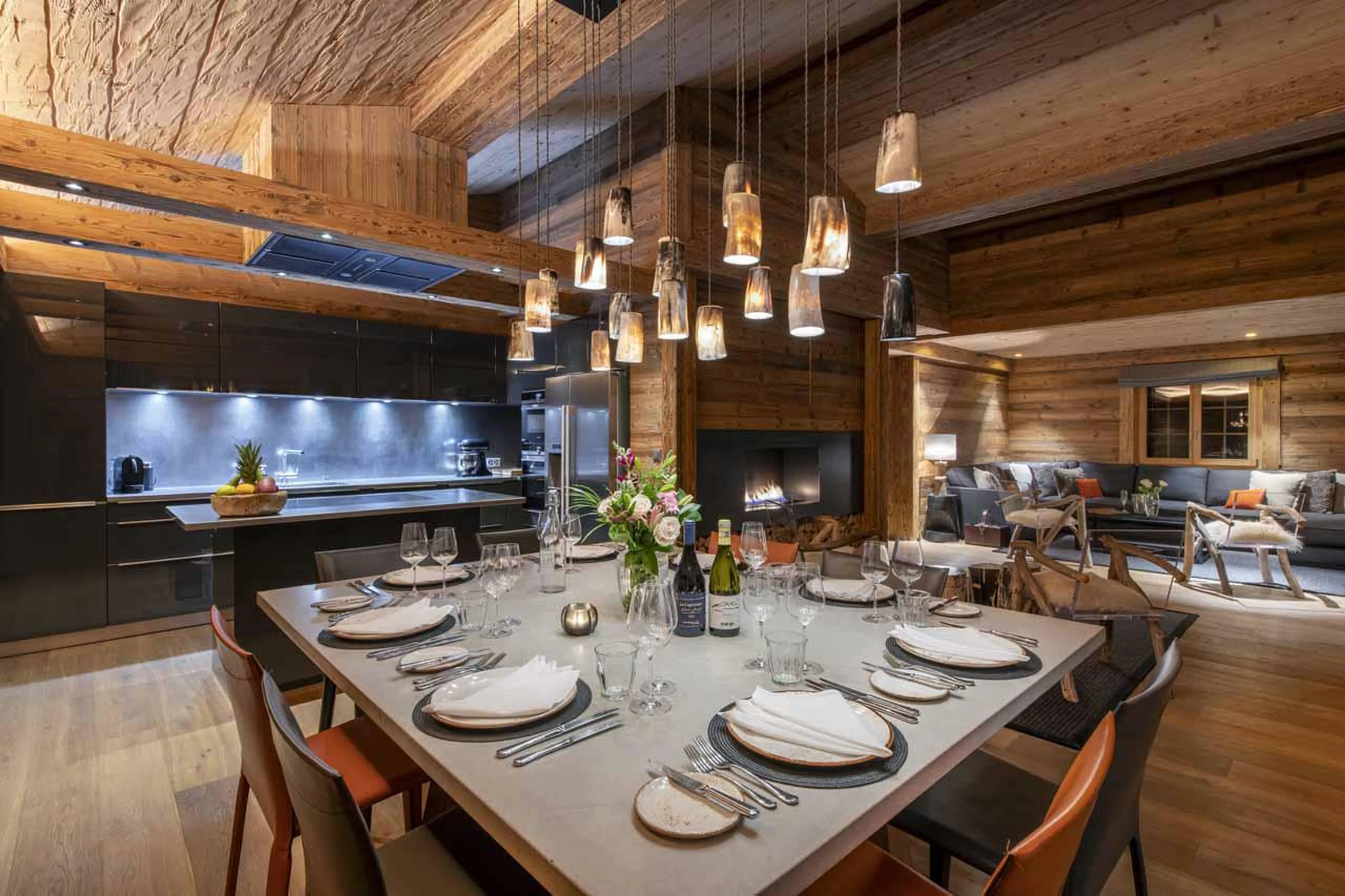 Well-equipped modern kitchen in Chalet Daphne in Verbier