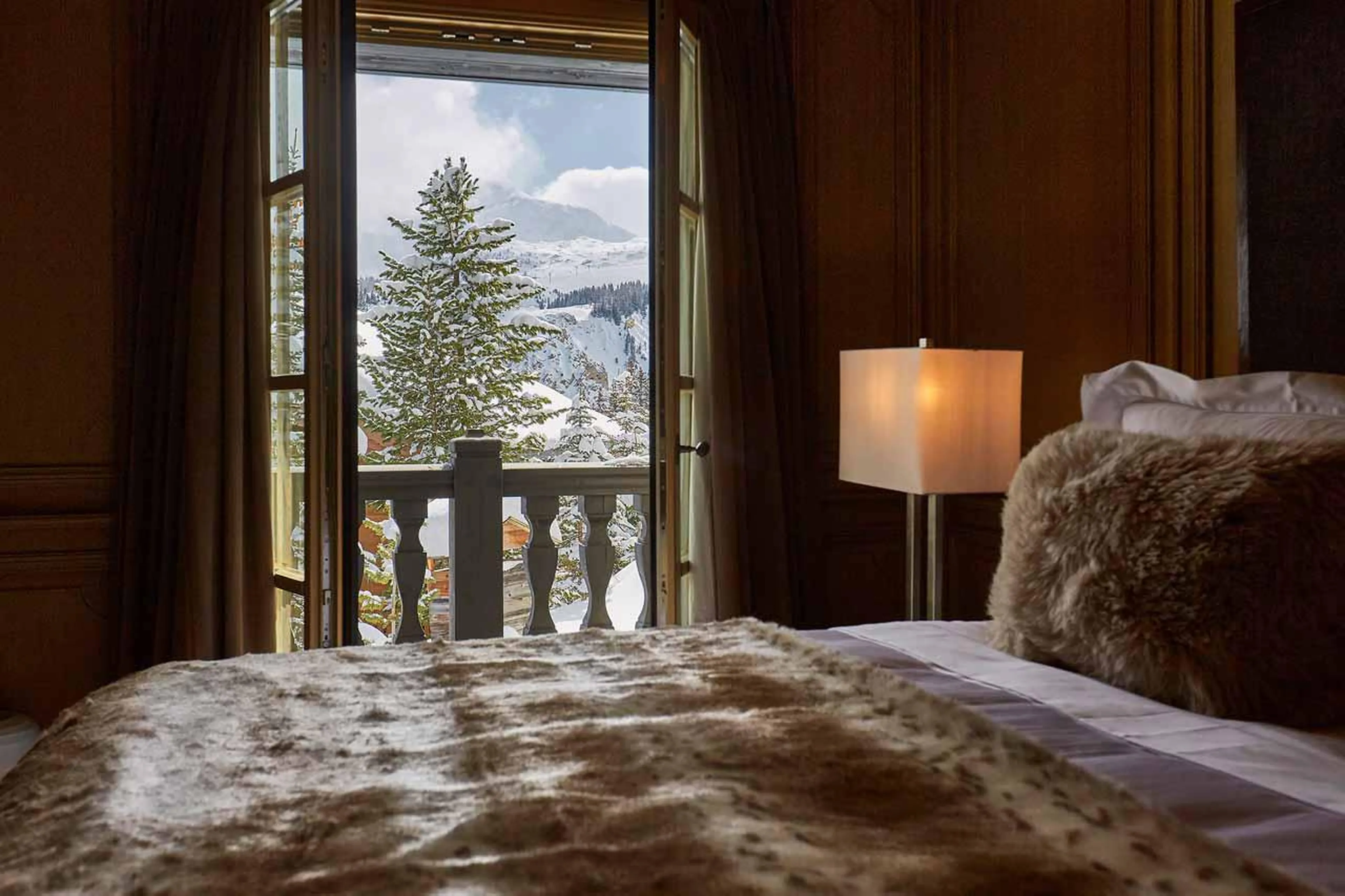 Double bedroom mountain views in Chalet d'Ecosse, Courchevel 1850