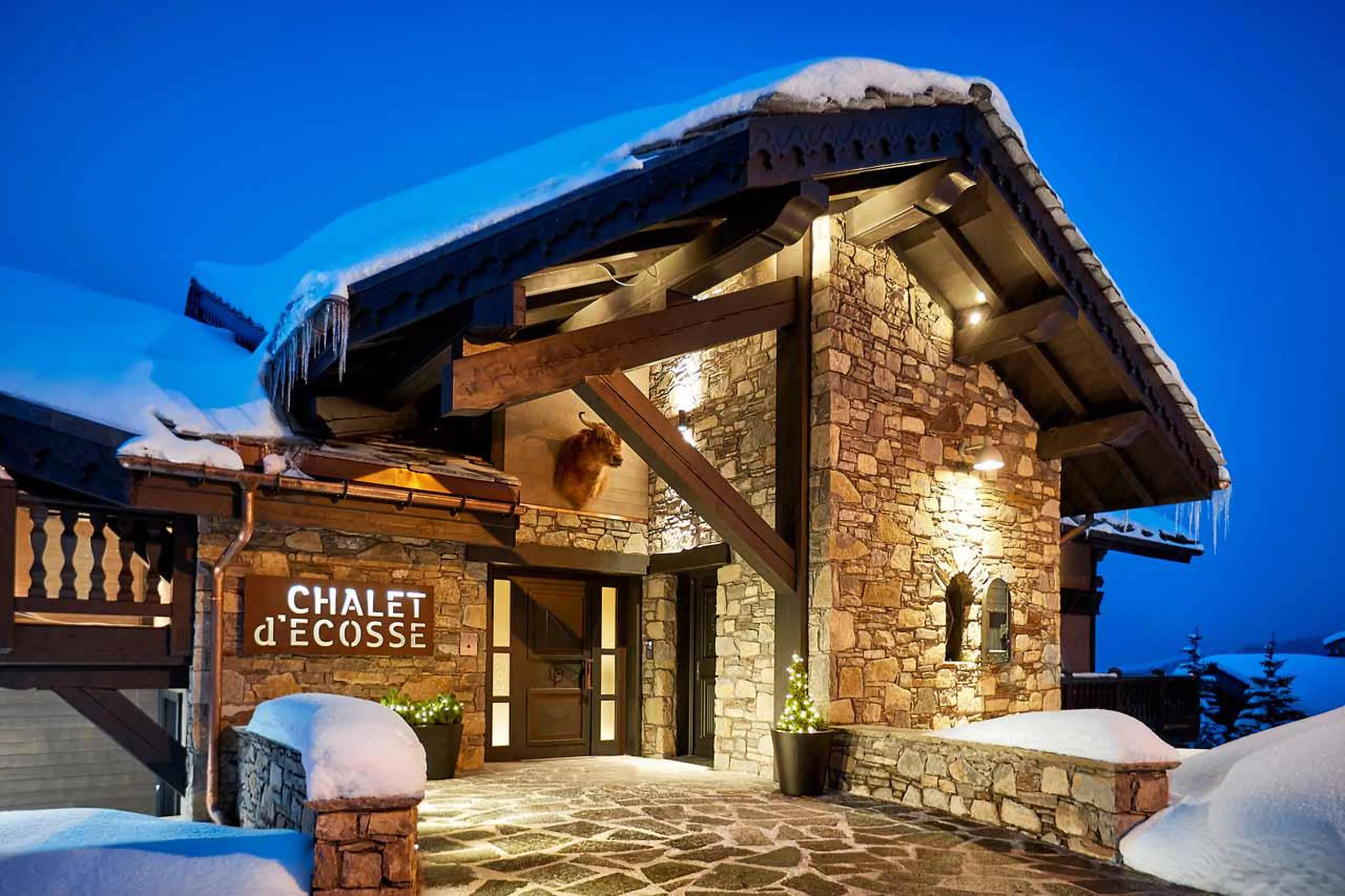 Snowy exterior of Chalet d'Ecosse, Courchevel 1850
