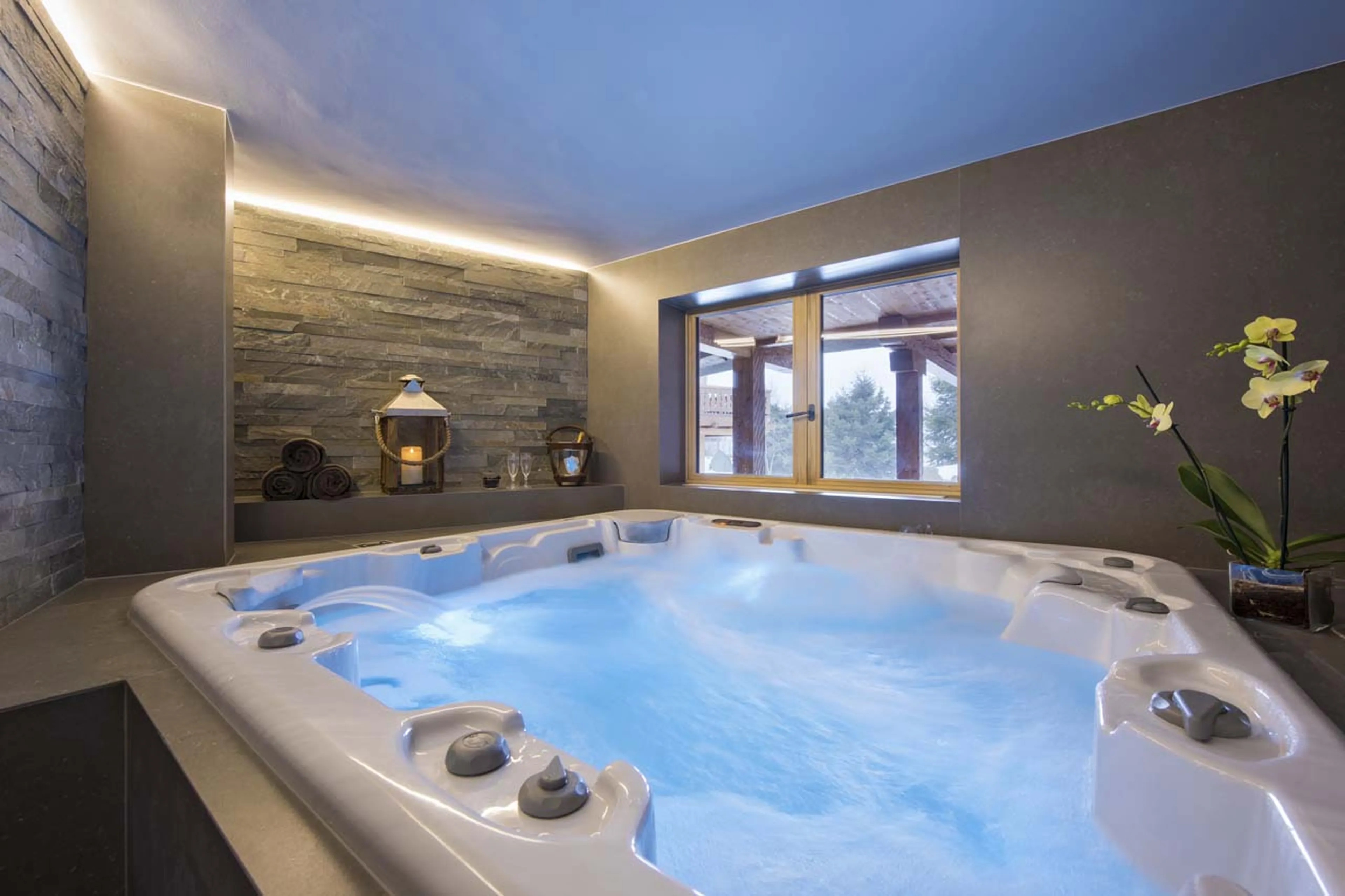 Indoor hot tub in Chalet Delormes in Verbier