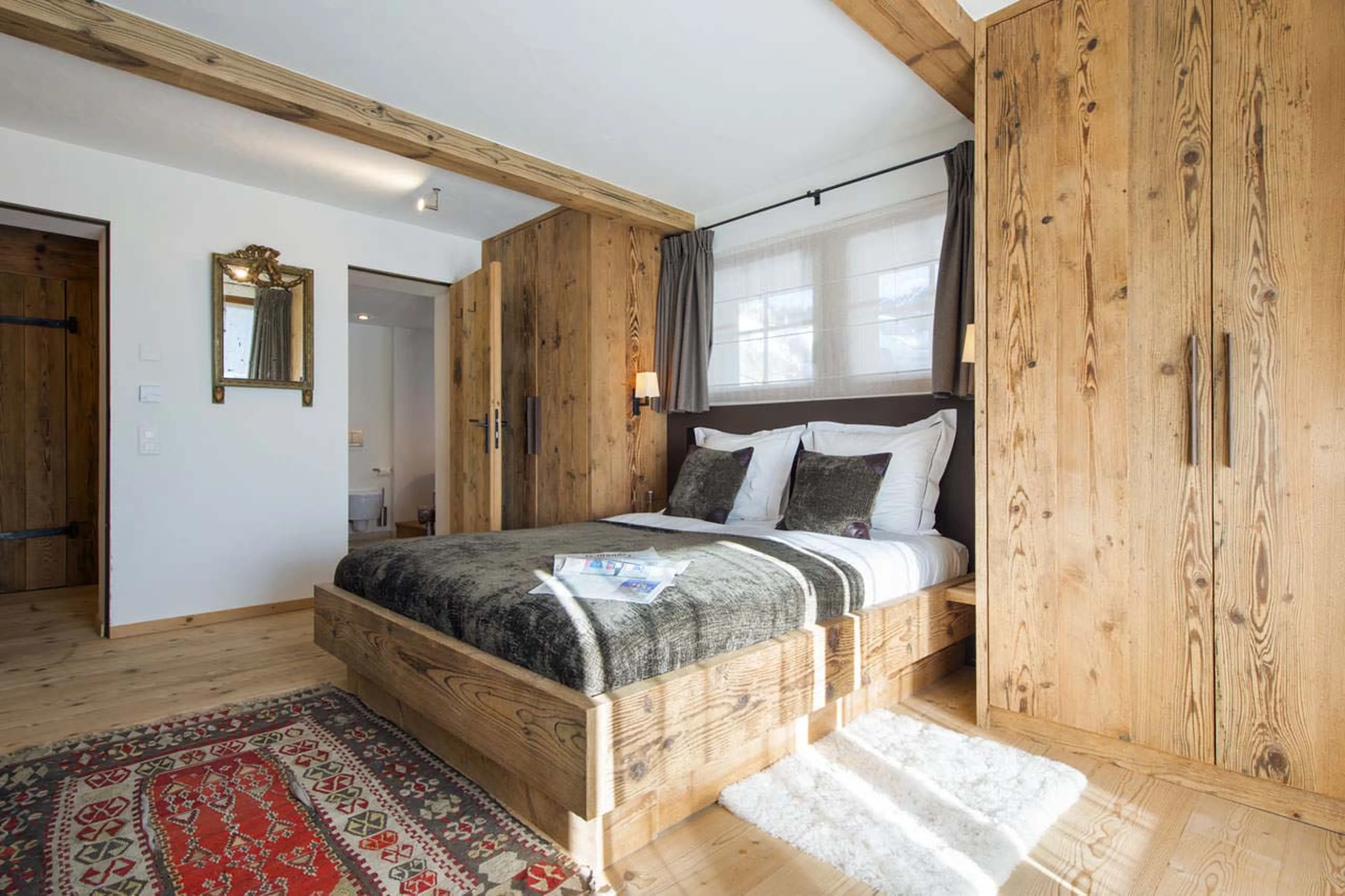 Double bedroom with en-suite bathroom in Chalet Dent Blanche in Verbier