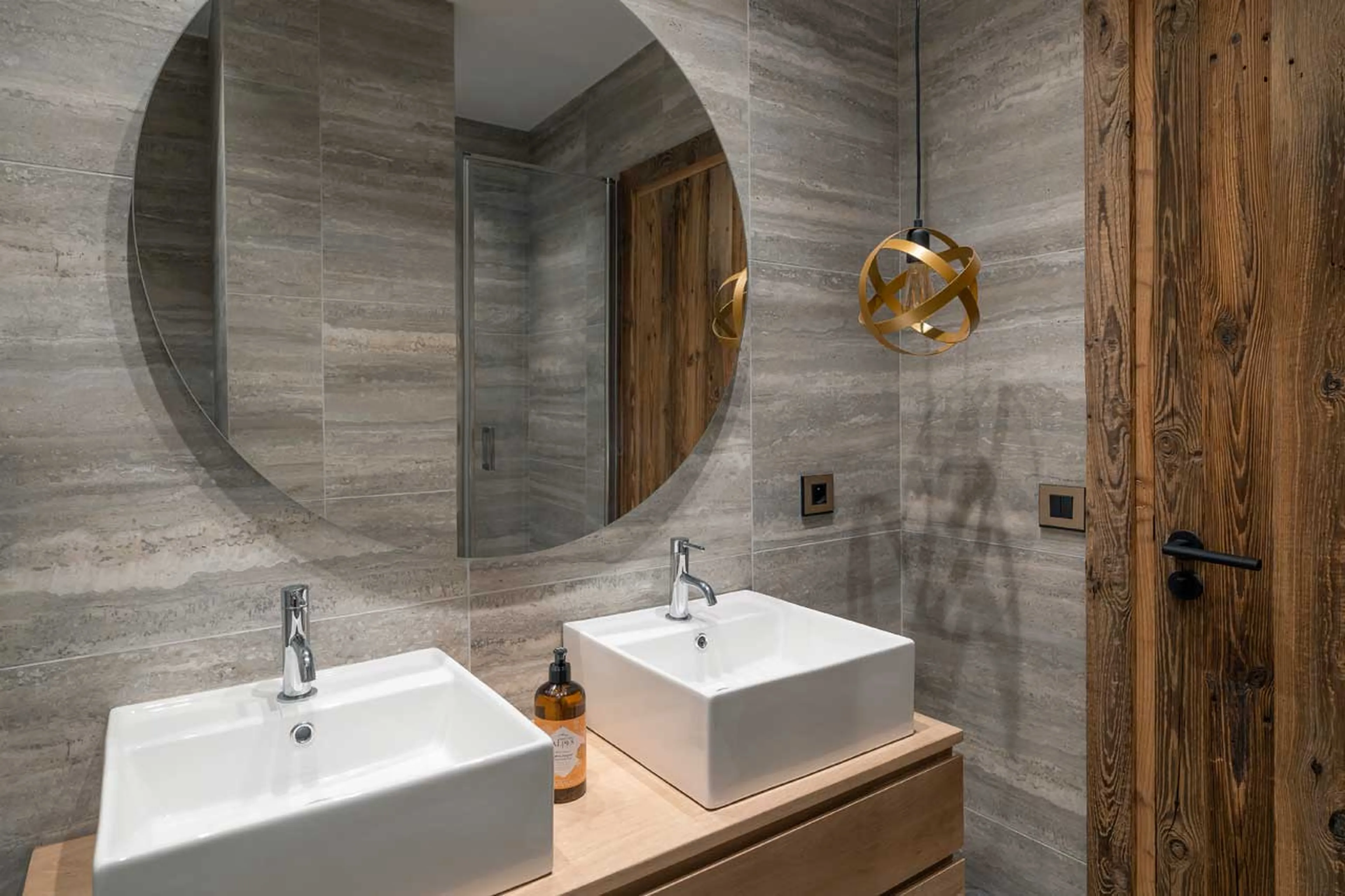 Bathroom six at Chalet des Amis in Meribel