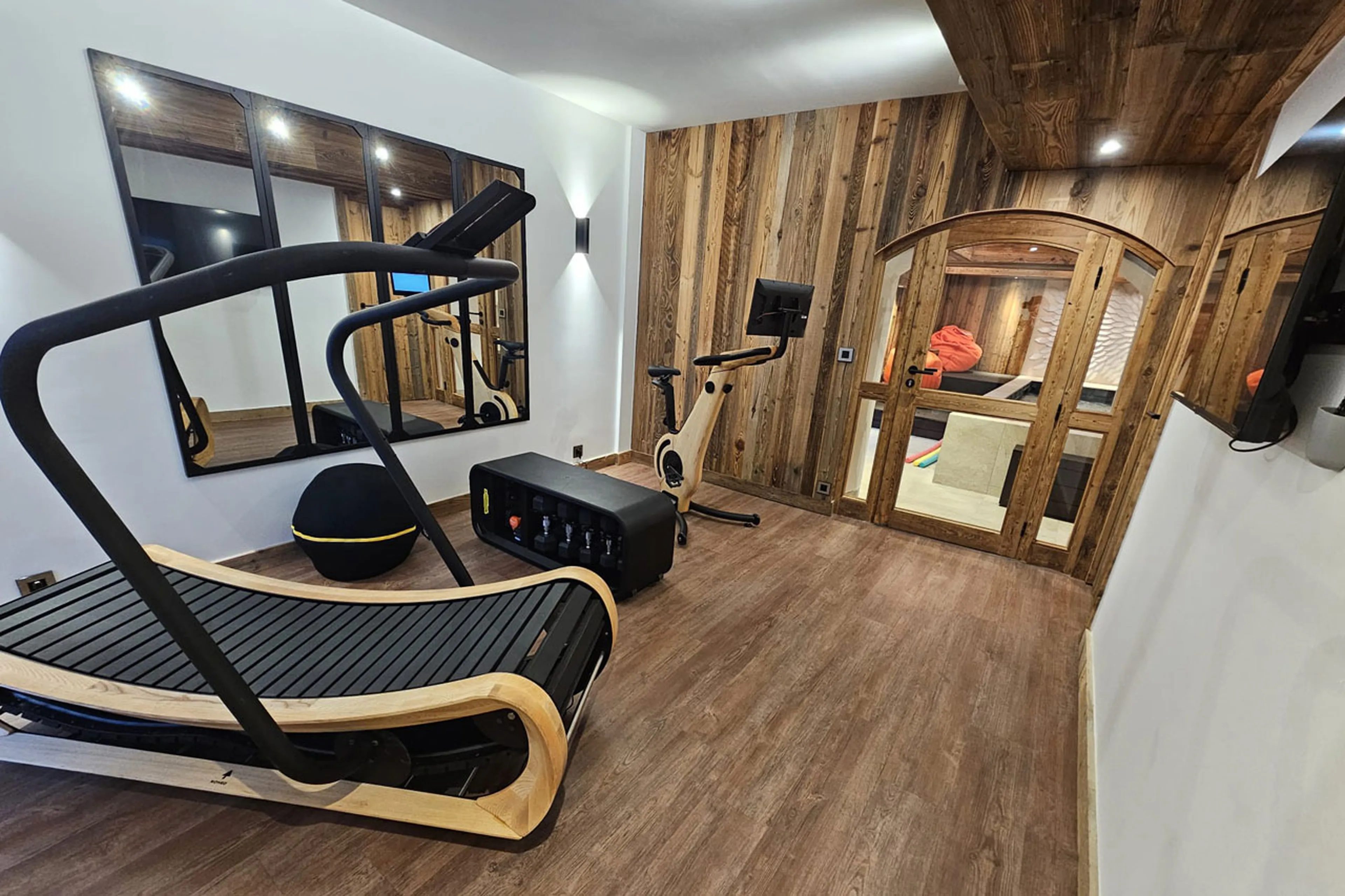 Fitness room at Chalet des Amis in Meribel