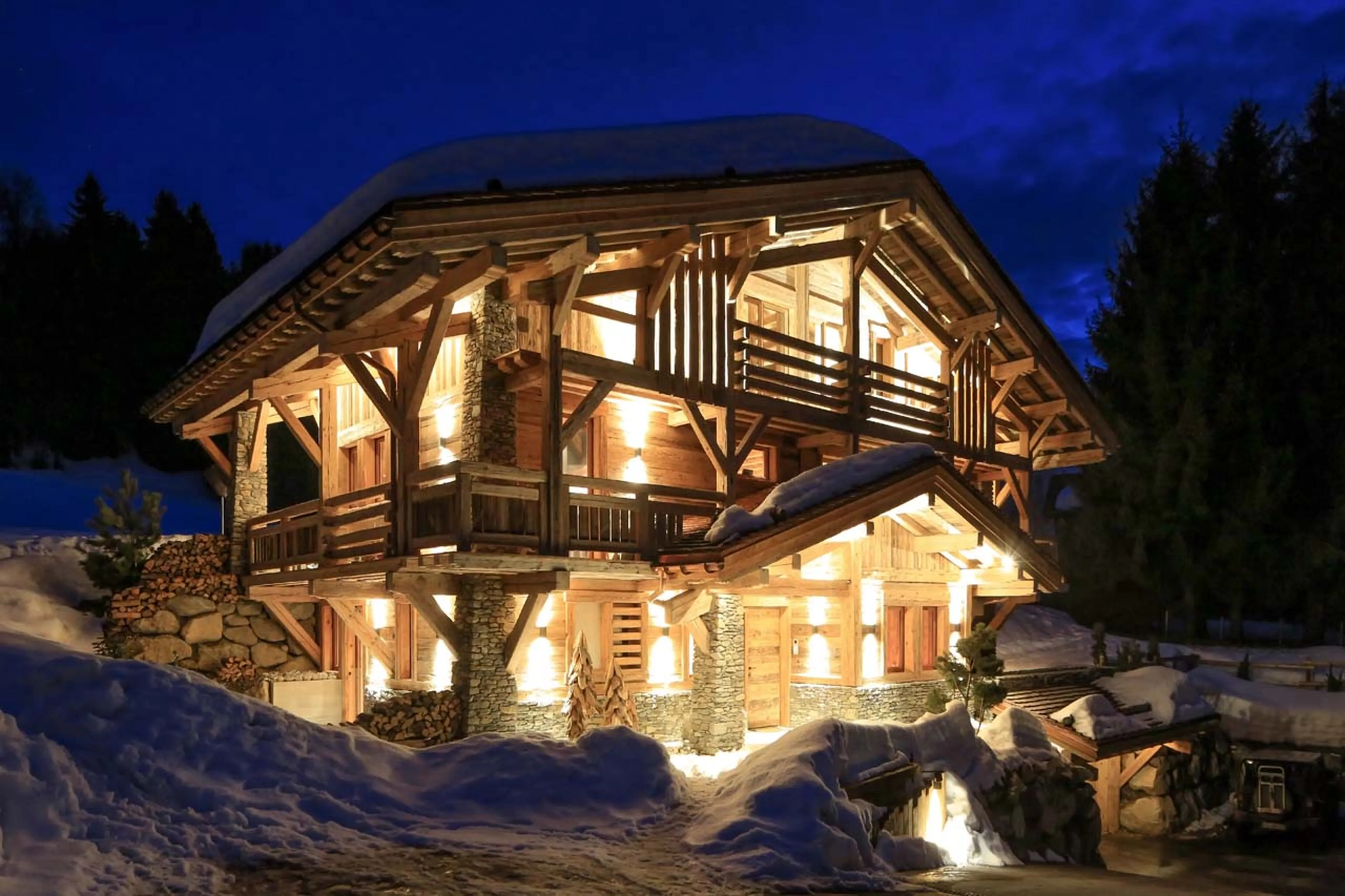 Chalet des Renards in Megeve at night