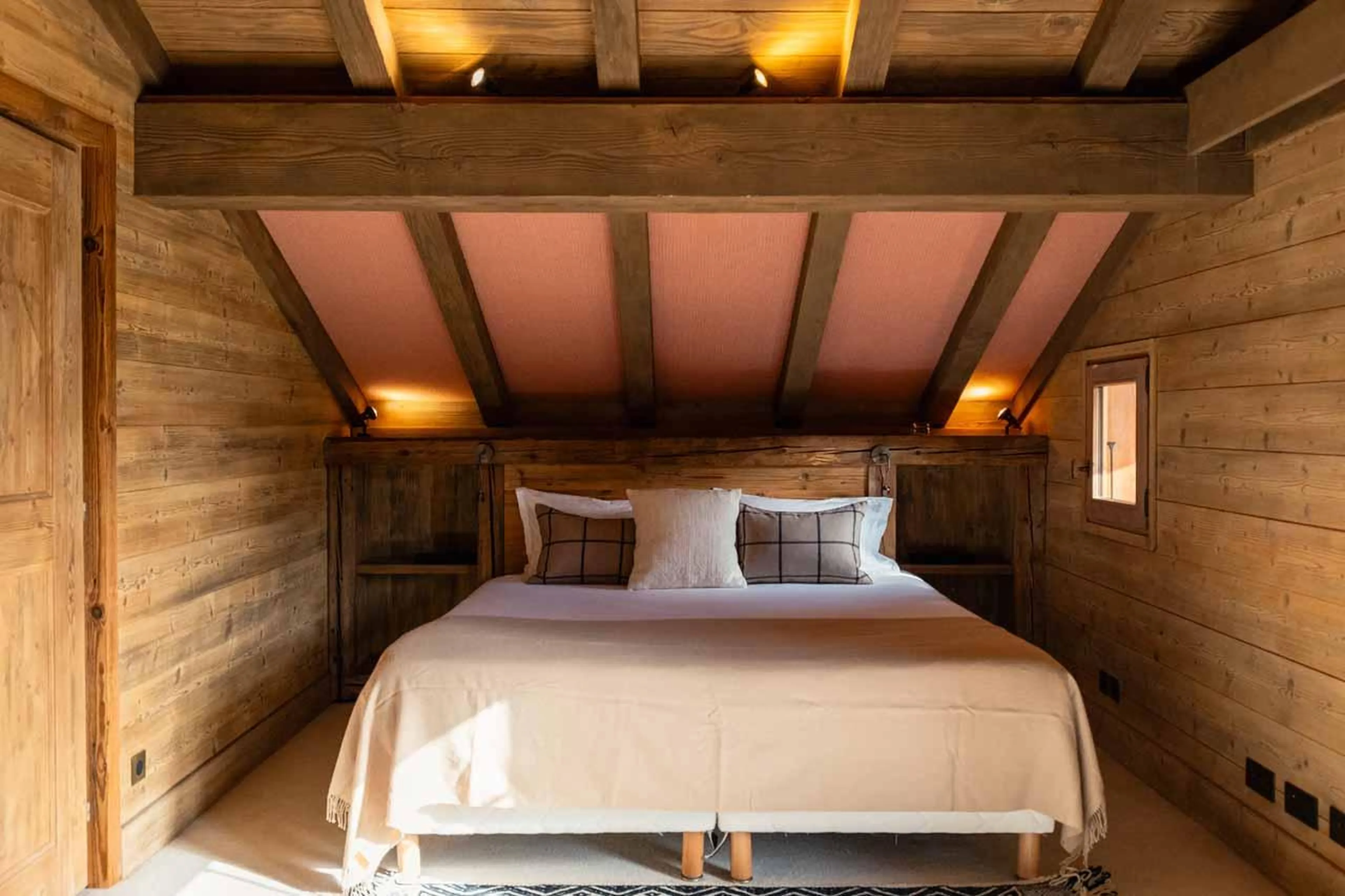 Double bedroom with window in Chalet Donatien, Megeve