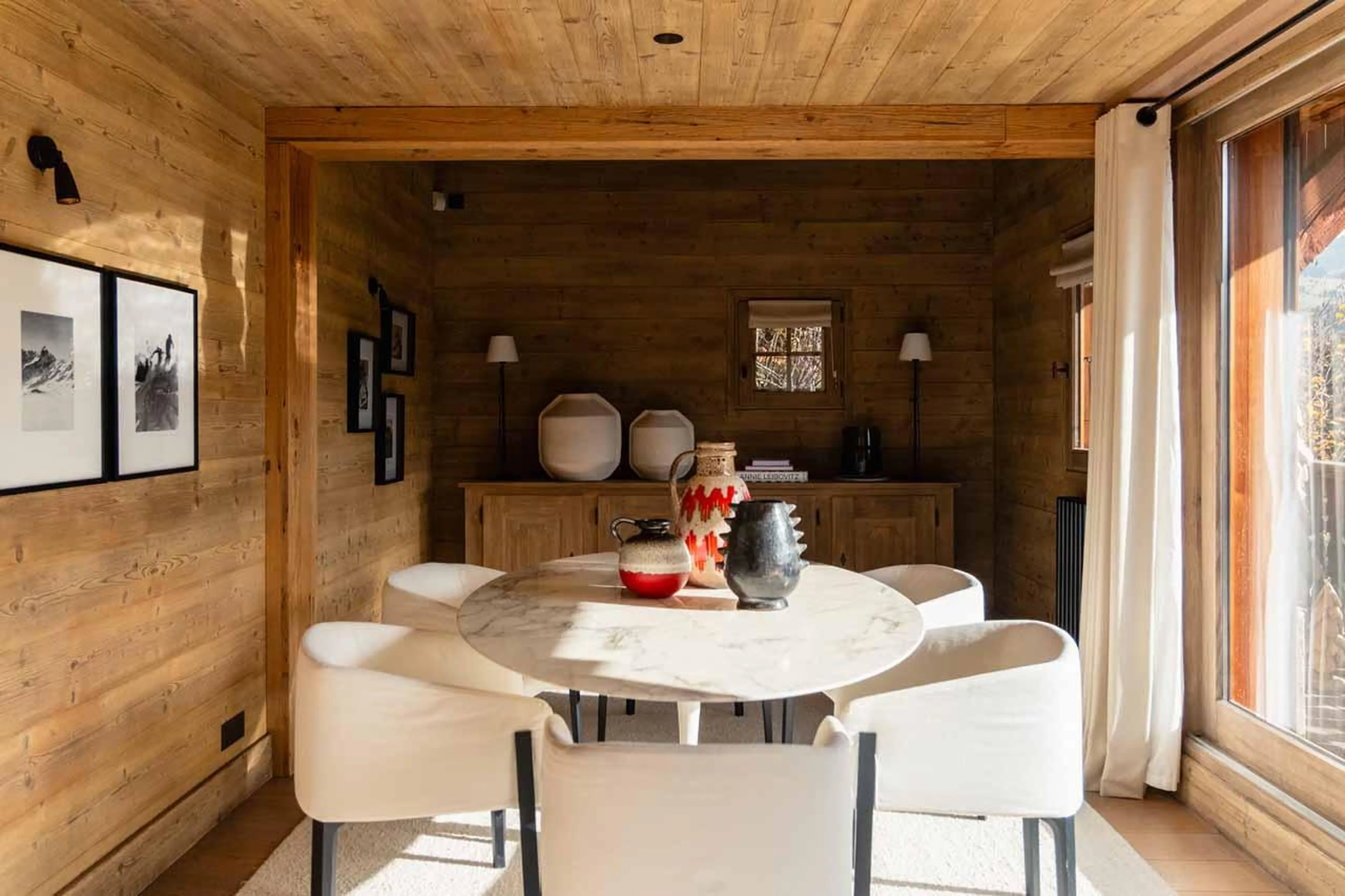 Dining table and chairs in Chalet Donatien, Megeve
