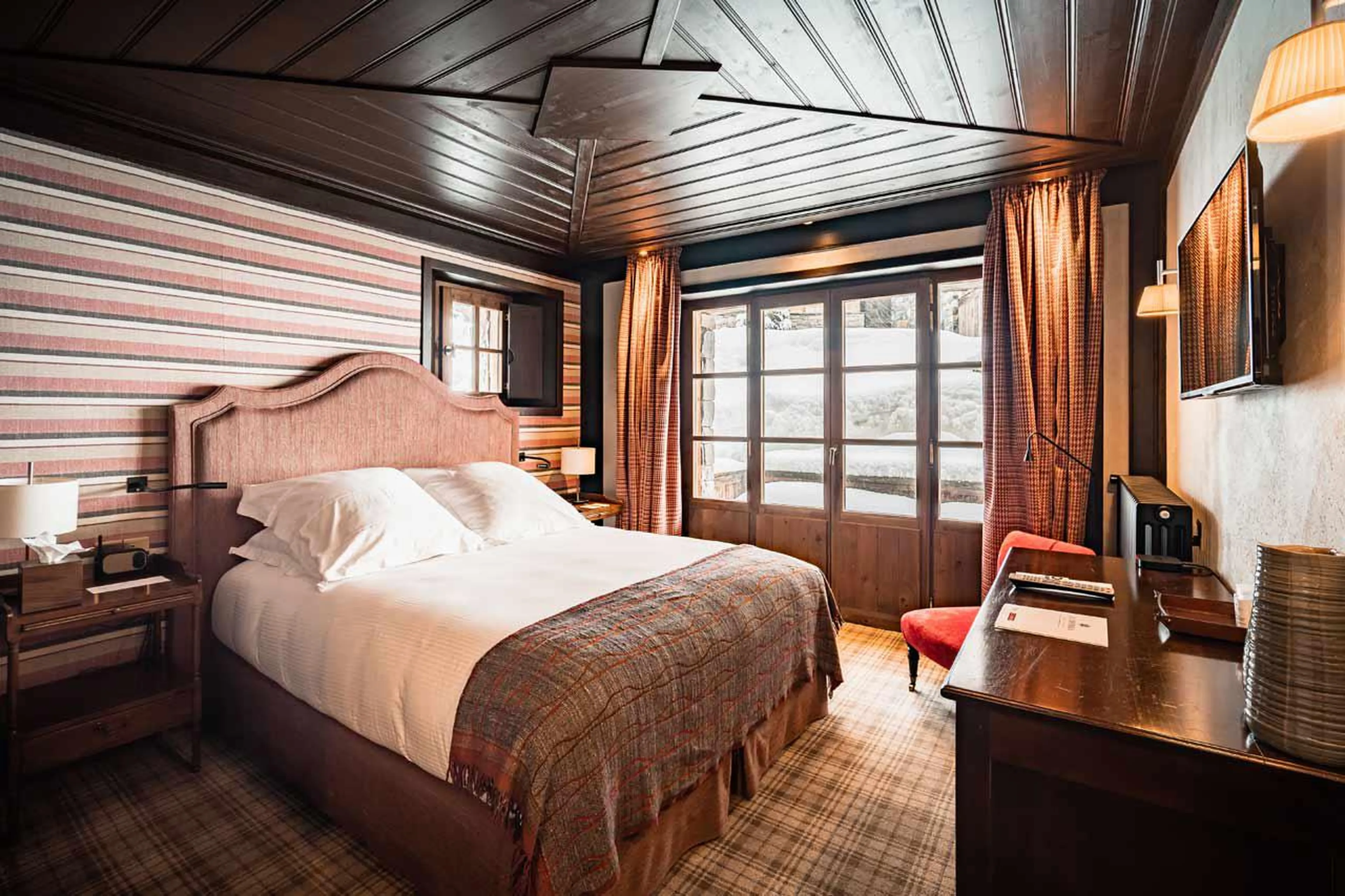 Double bed bedroom with full en suite bathroom and separate WC in Chalet Ebene in Val d’ Isere