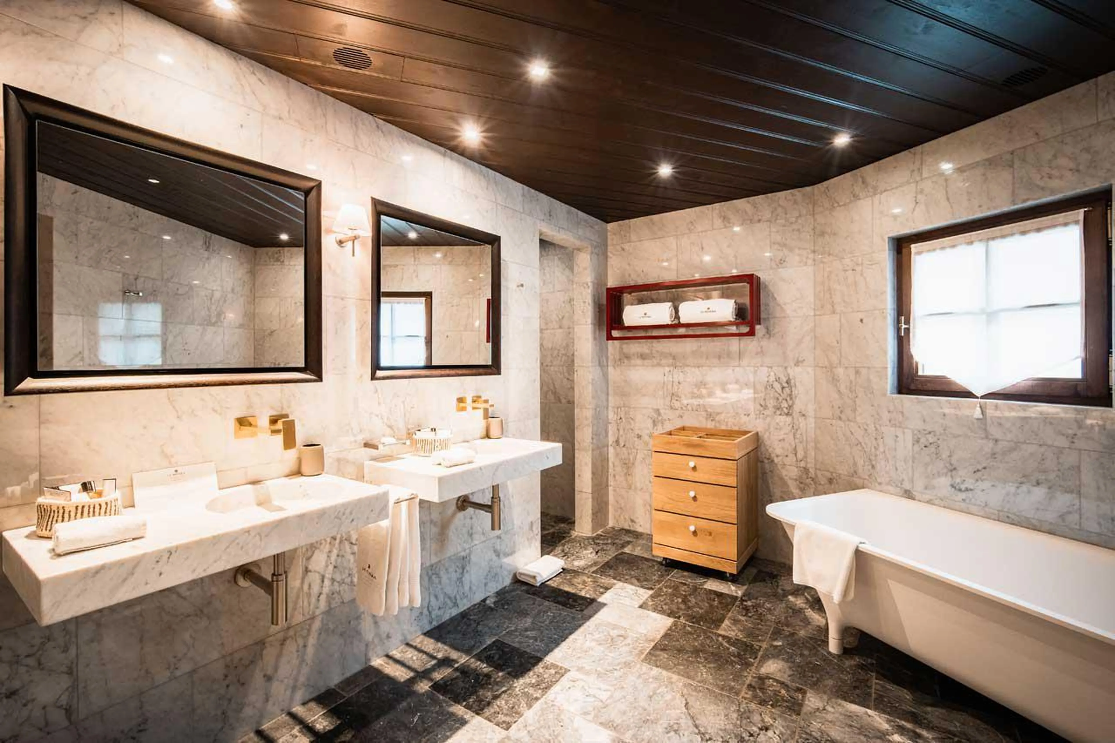 En suite bathroom with bath, double basin, shower and separate WC in Chalet Ebene in Val d’ Isere