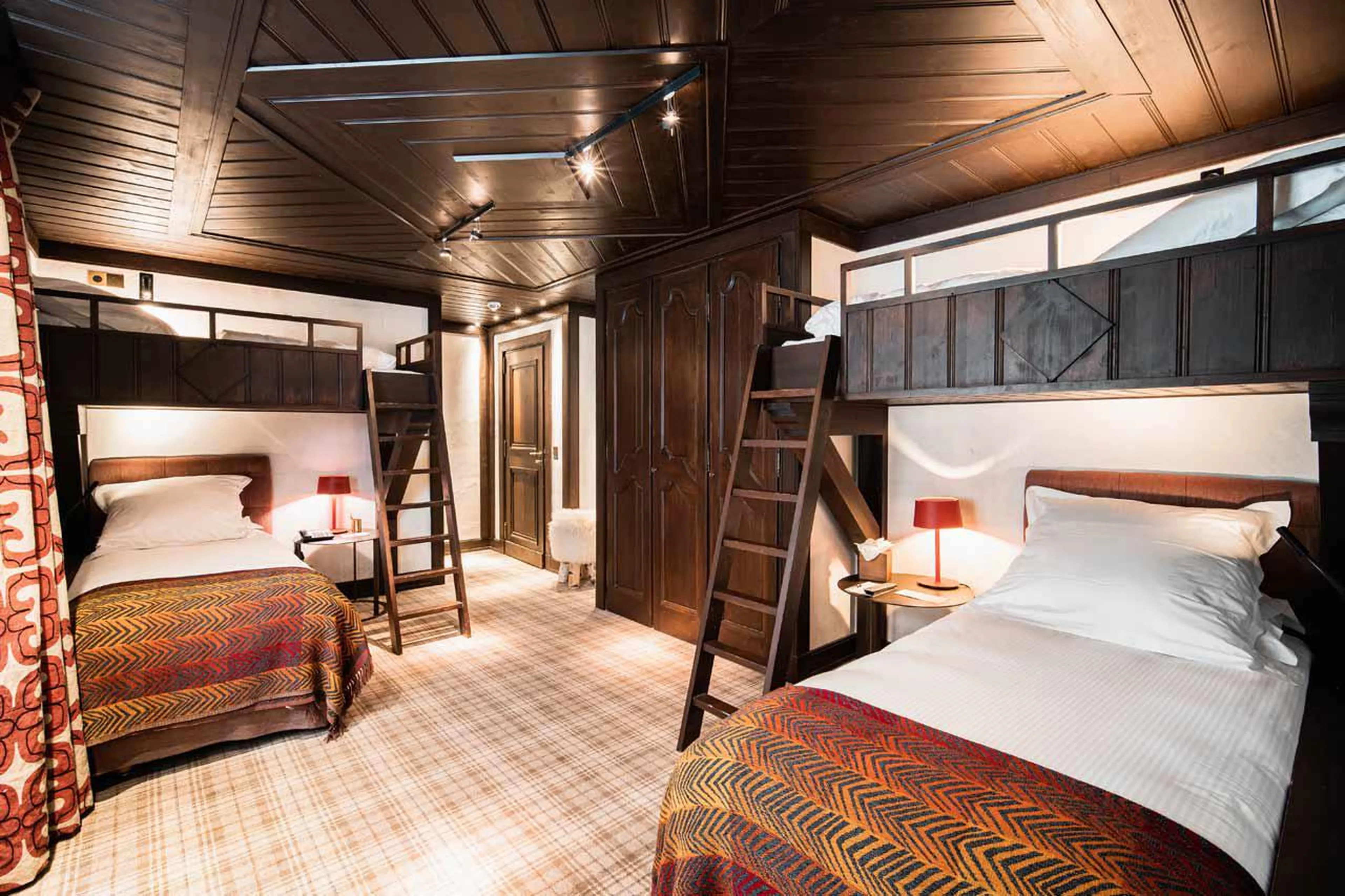 Two bunk beds with en suite bedroom sleeping four youngsters in Chalet Ebene in Val d’ Isere