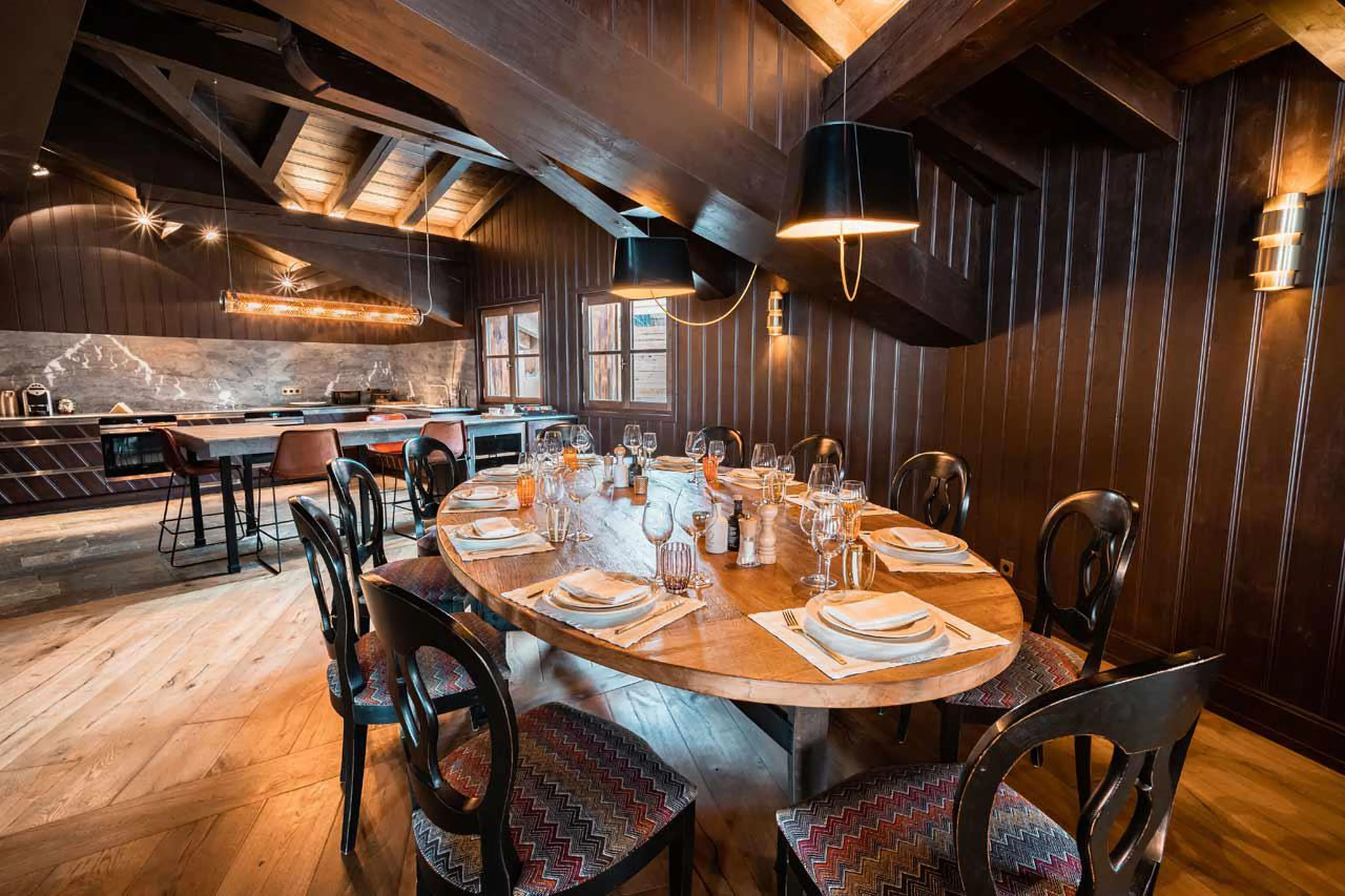 Dining table and kitchen in Chalet Ebene in Val d’ Isere