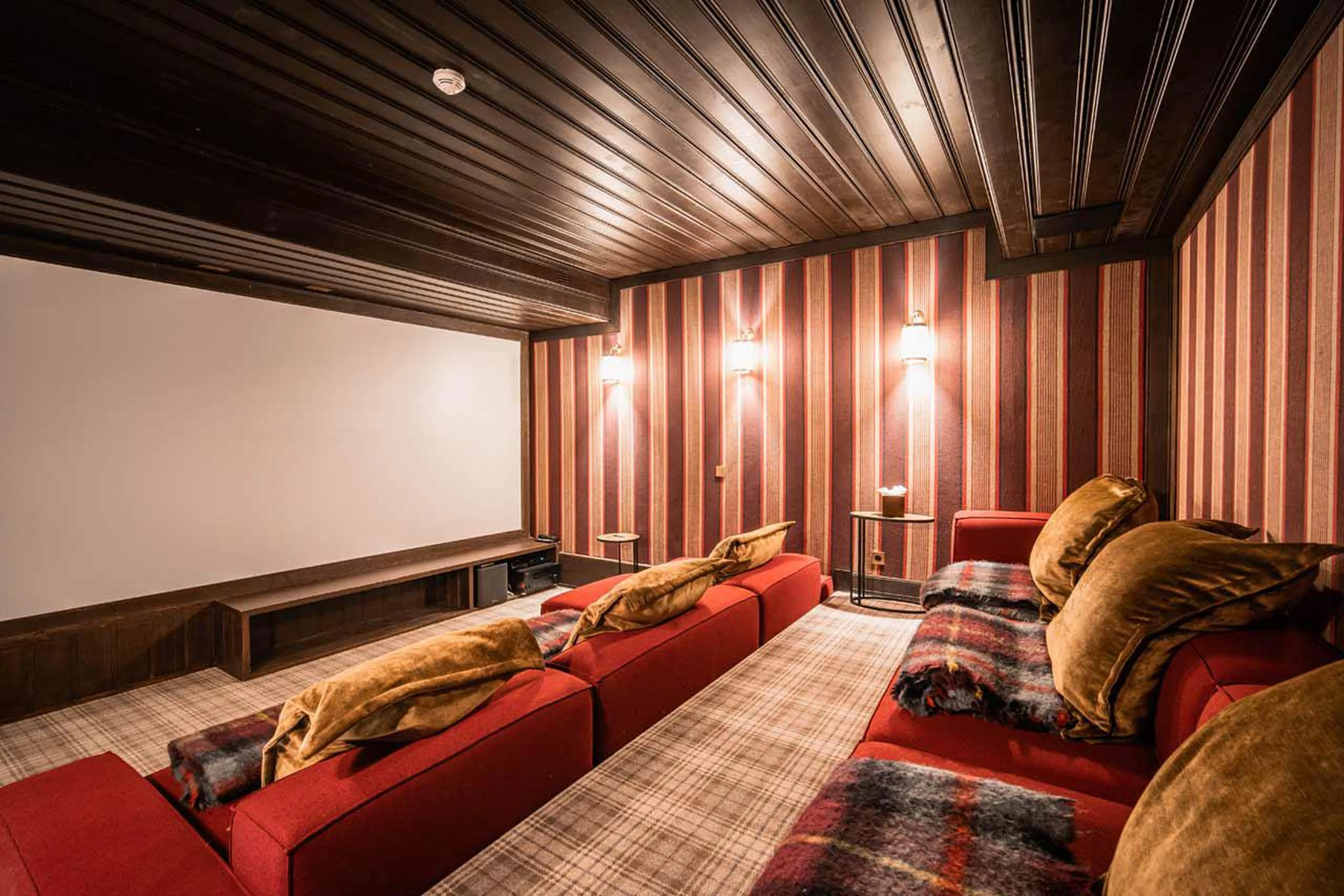 Cinema room with full screen in Chalet Ebene in Val d’ Isere
