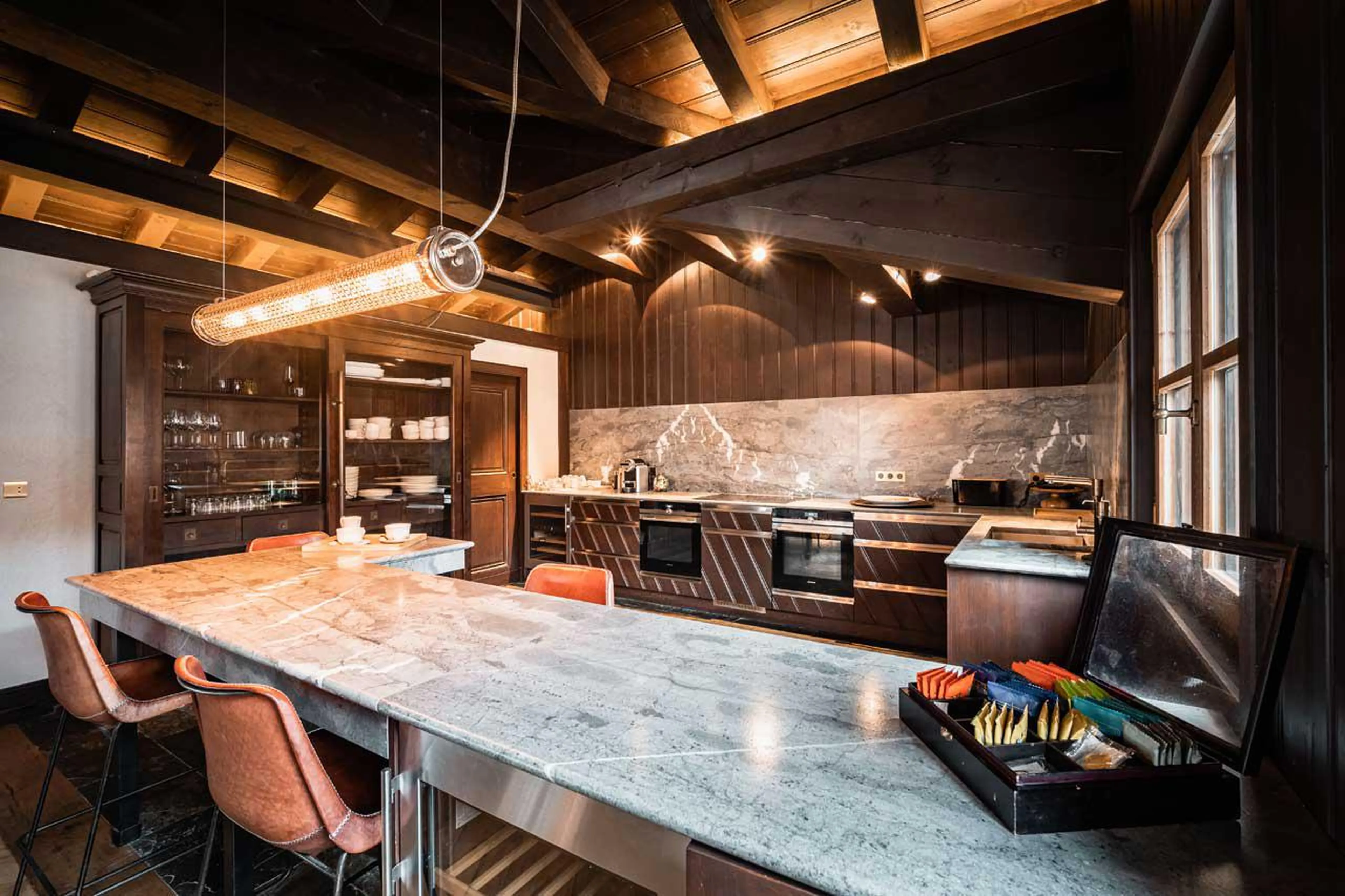 Open plan kitchen with breakfast counter in Chalet Ebene in Val d’ Isere