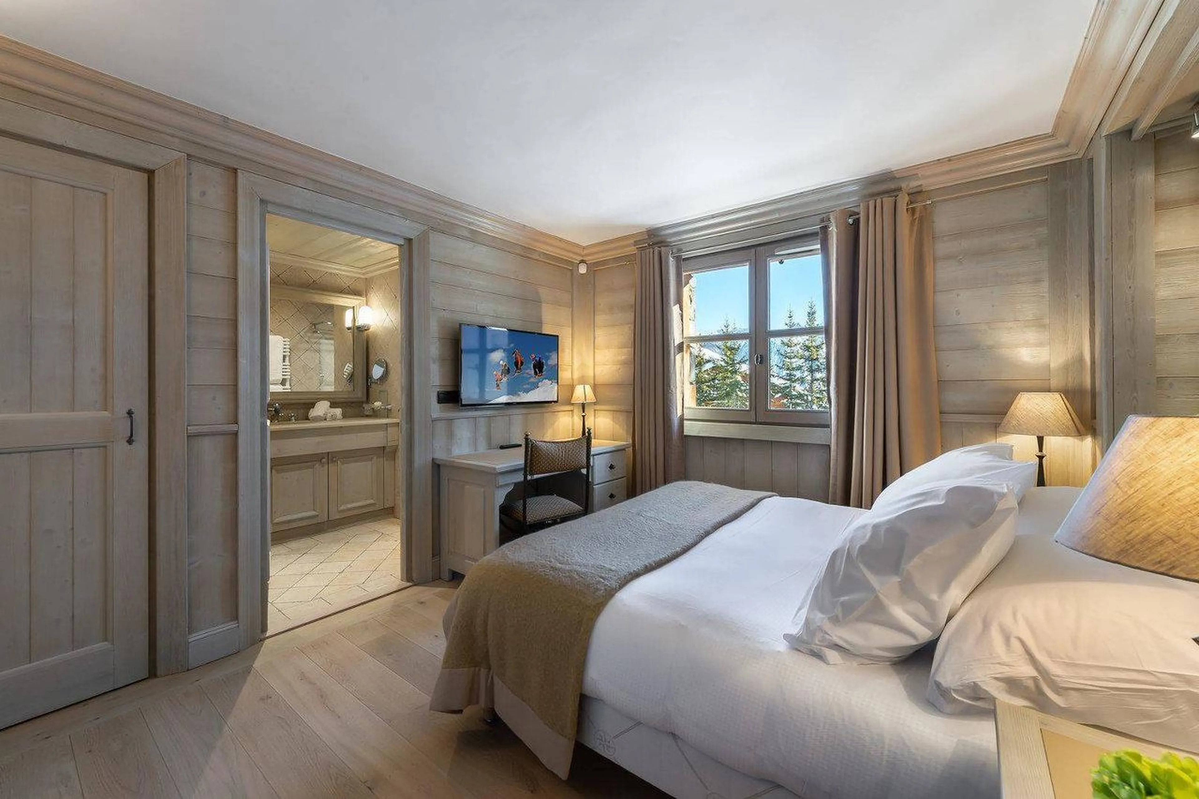 Double bedroom with en-suite bathroom in Chalet Edelstone in Courchevel 1850