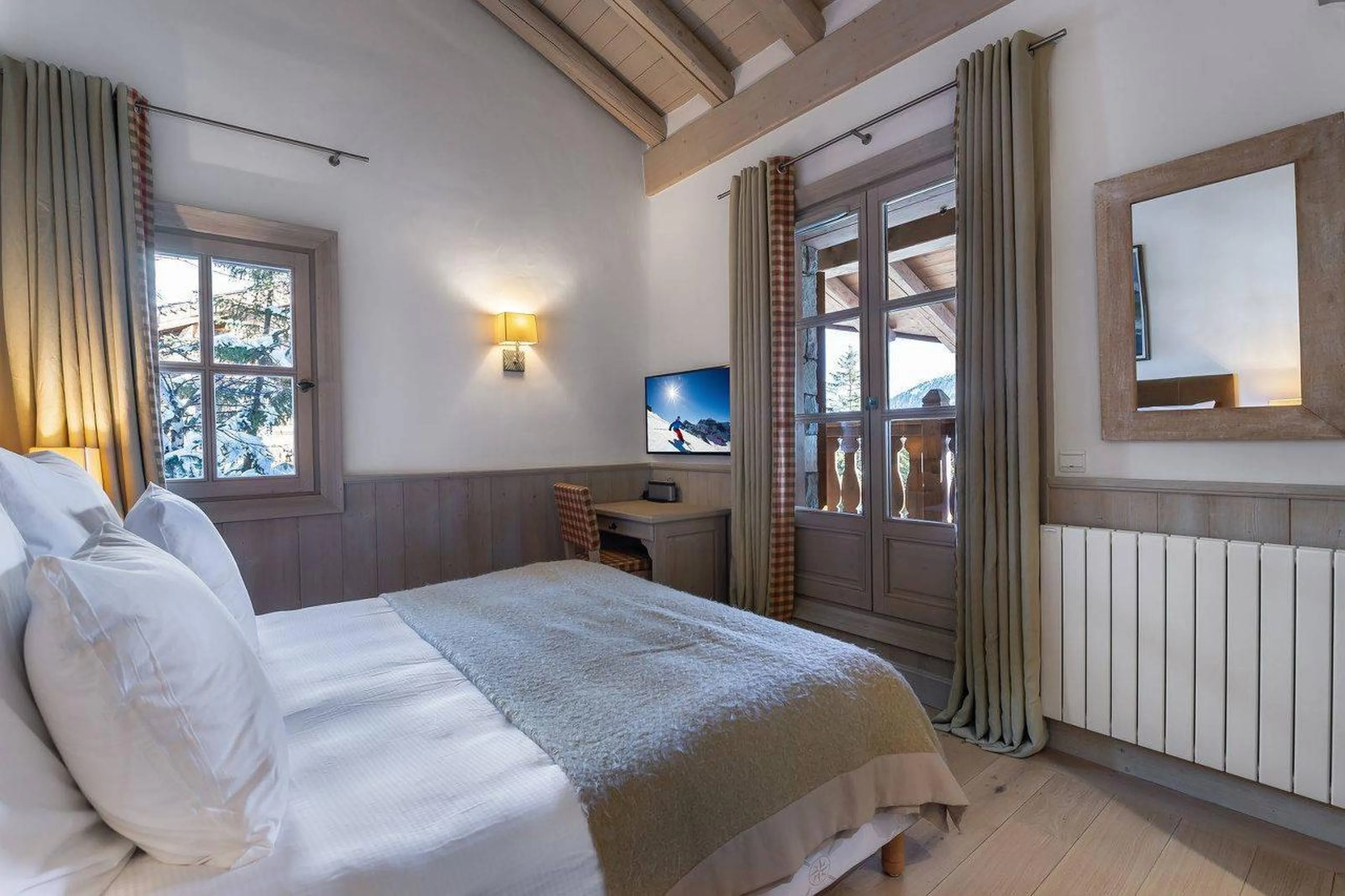 King size/twin en-suite bedroom with balcony access in Chalet Edelstone in Courchevel 1850