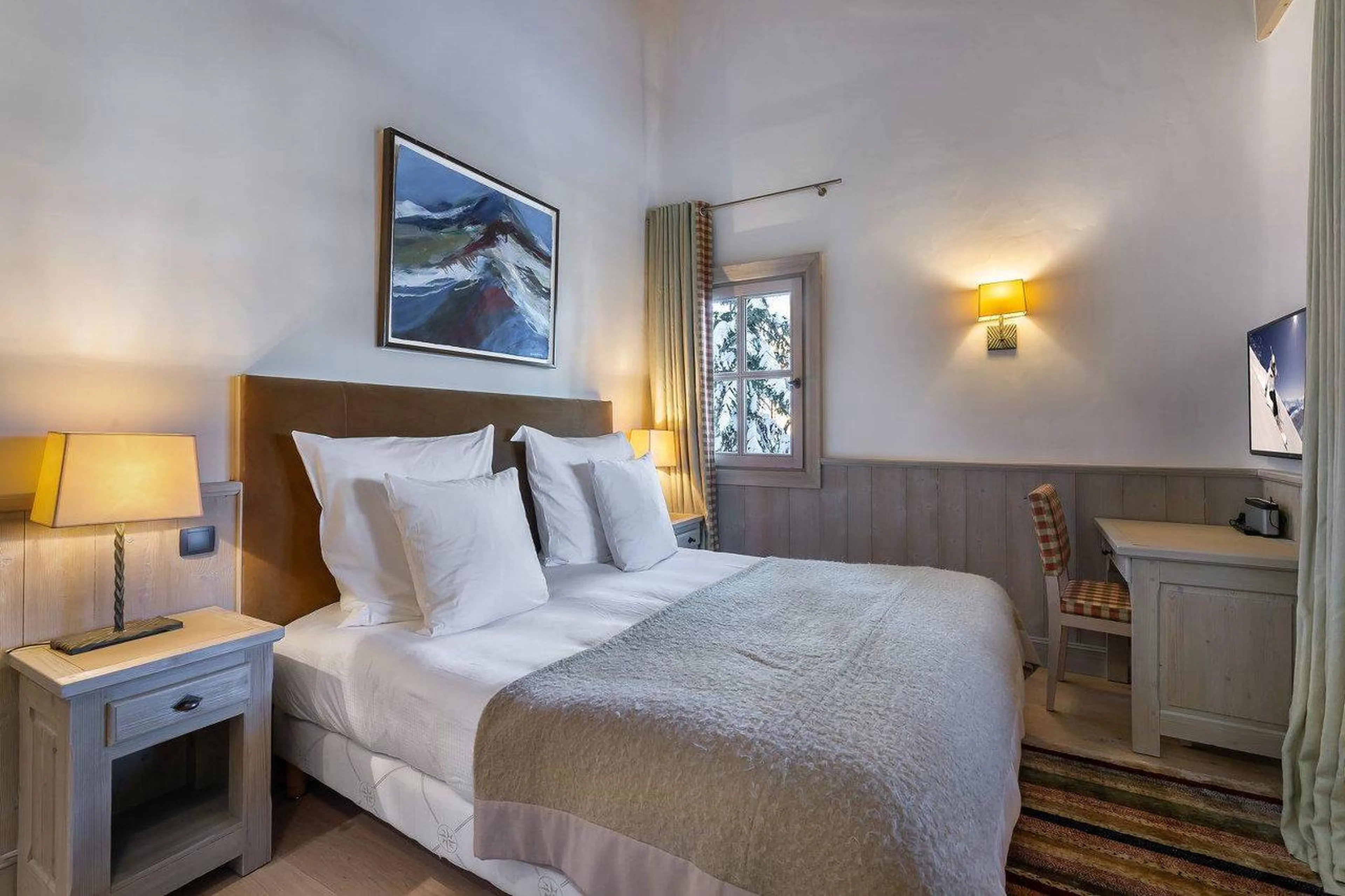 En-suite king size/twin bedroom in Chalet Edelstone, Courchevel 1850