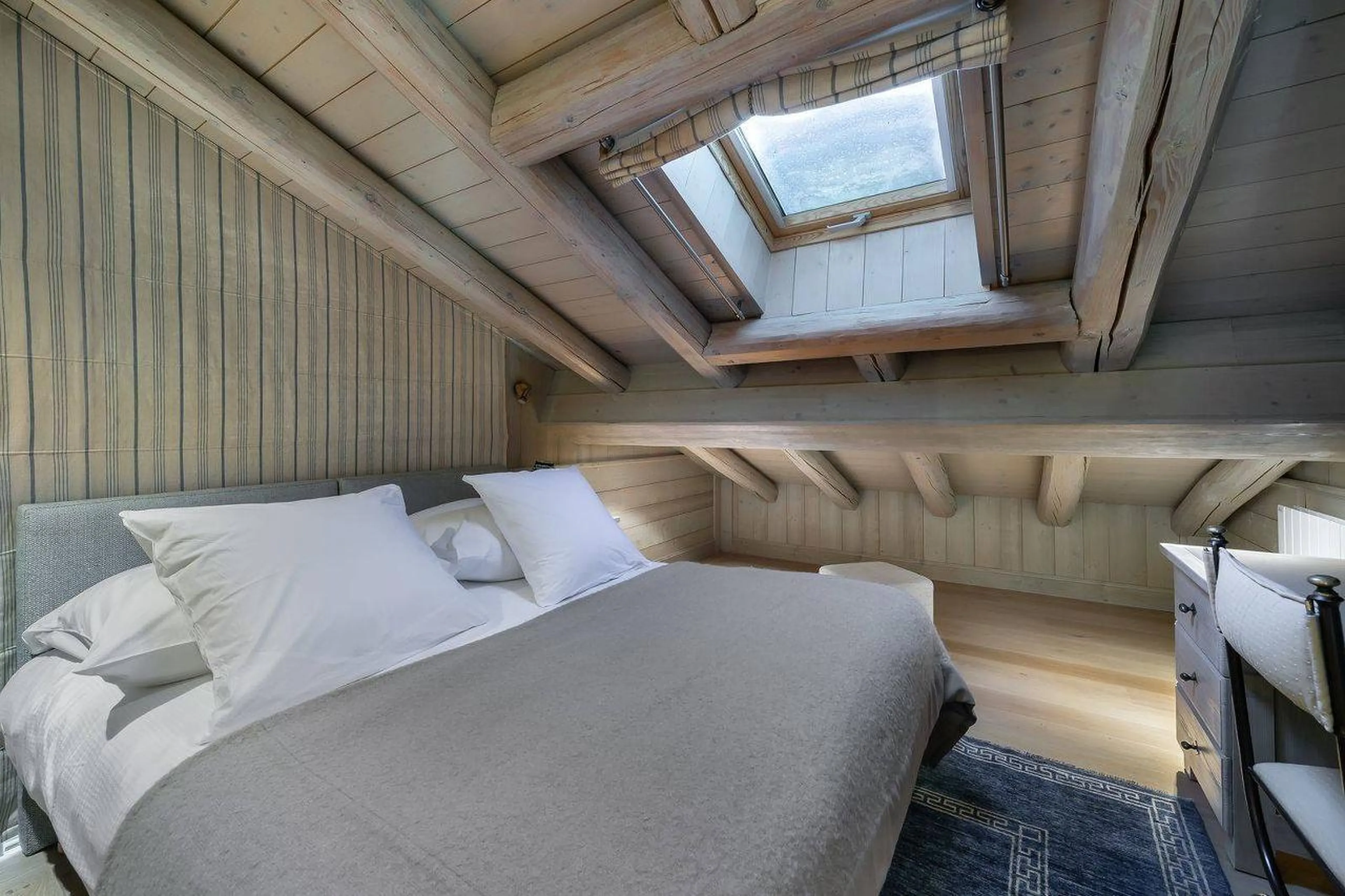 Double/twin bedroom with separate bathroom in Chalet Edelstone in Courchevel 1850