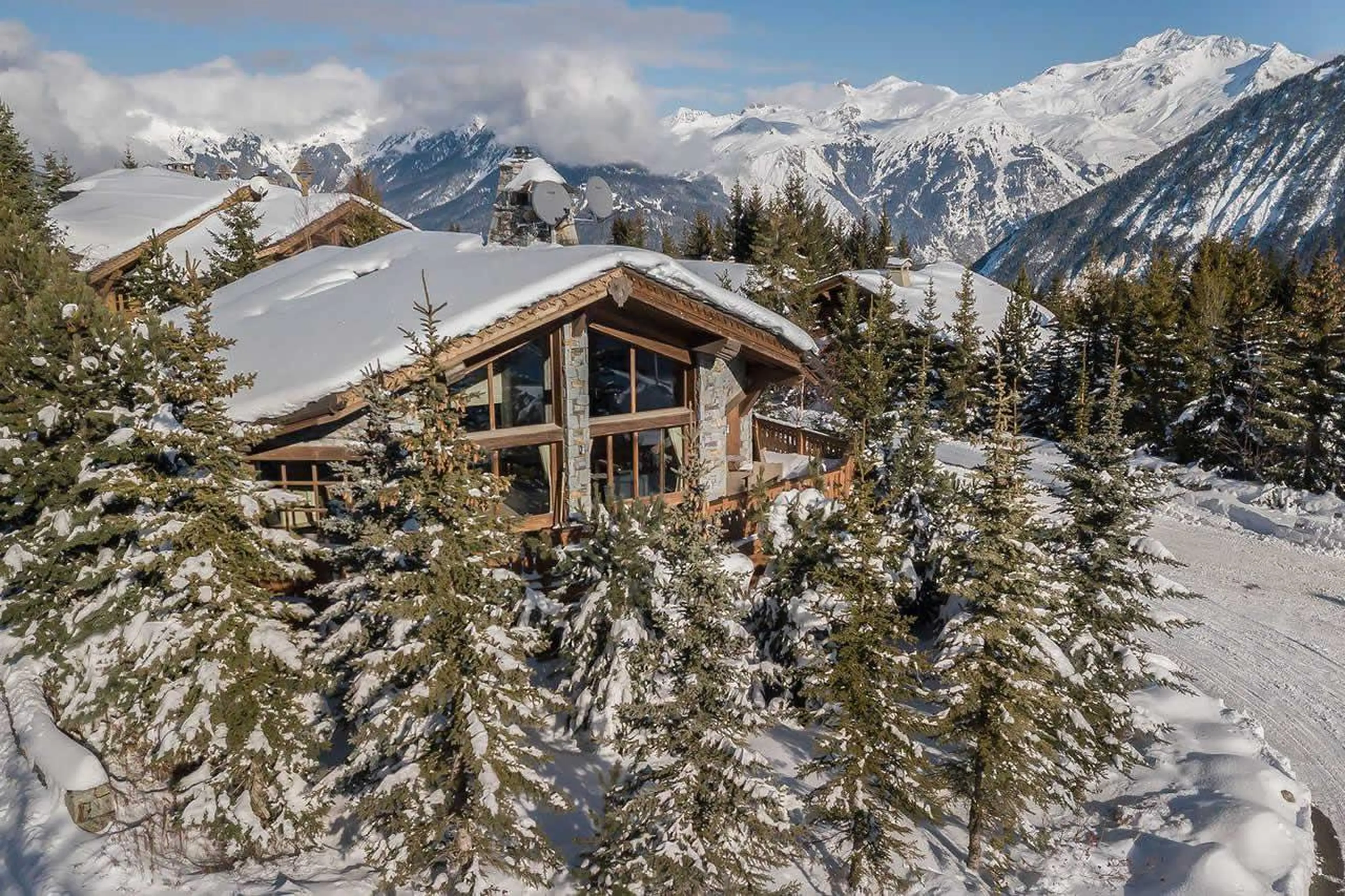 Chalet Edelstone is situated in a marvellous spot in the Nogentil area in Courchevel 1850