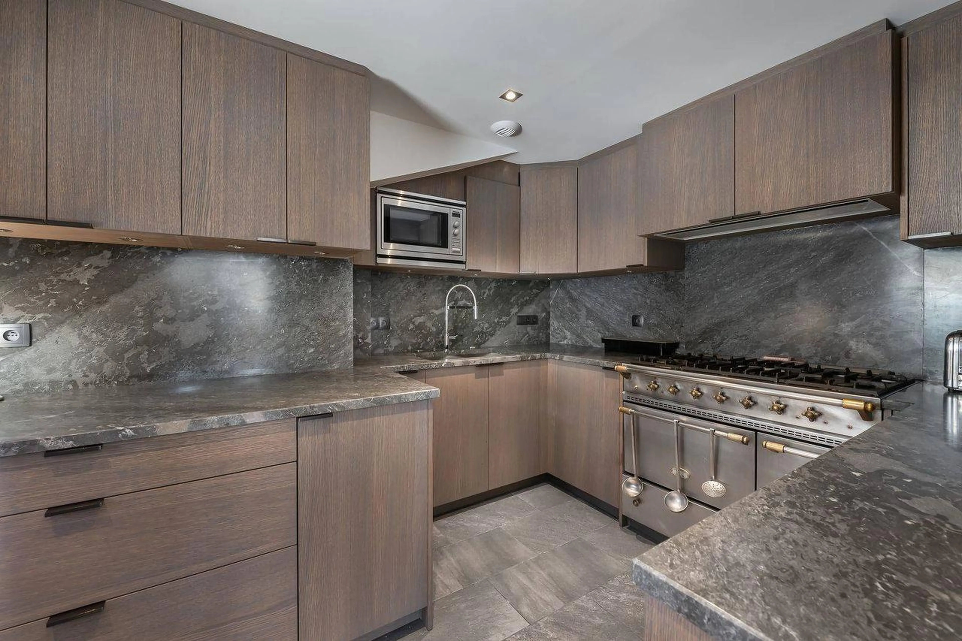 Modern kitchen with granite finishes, Chalet Edelstone in Courchevel 1850