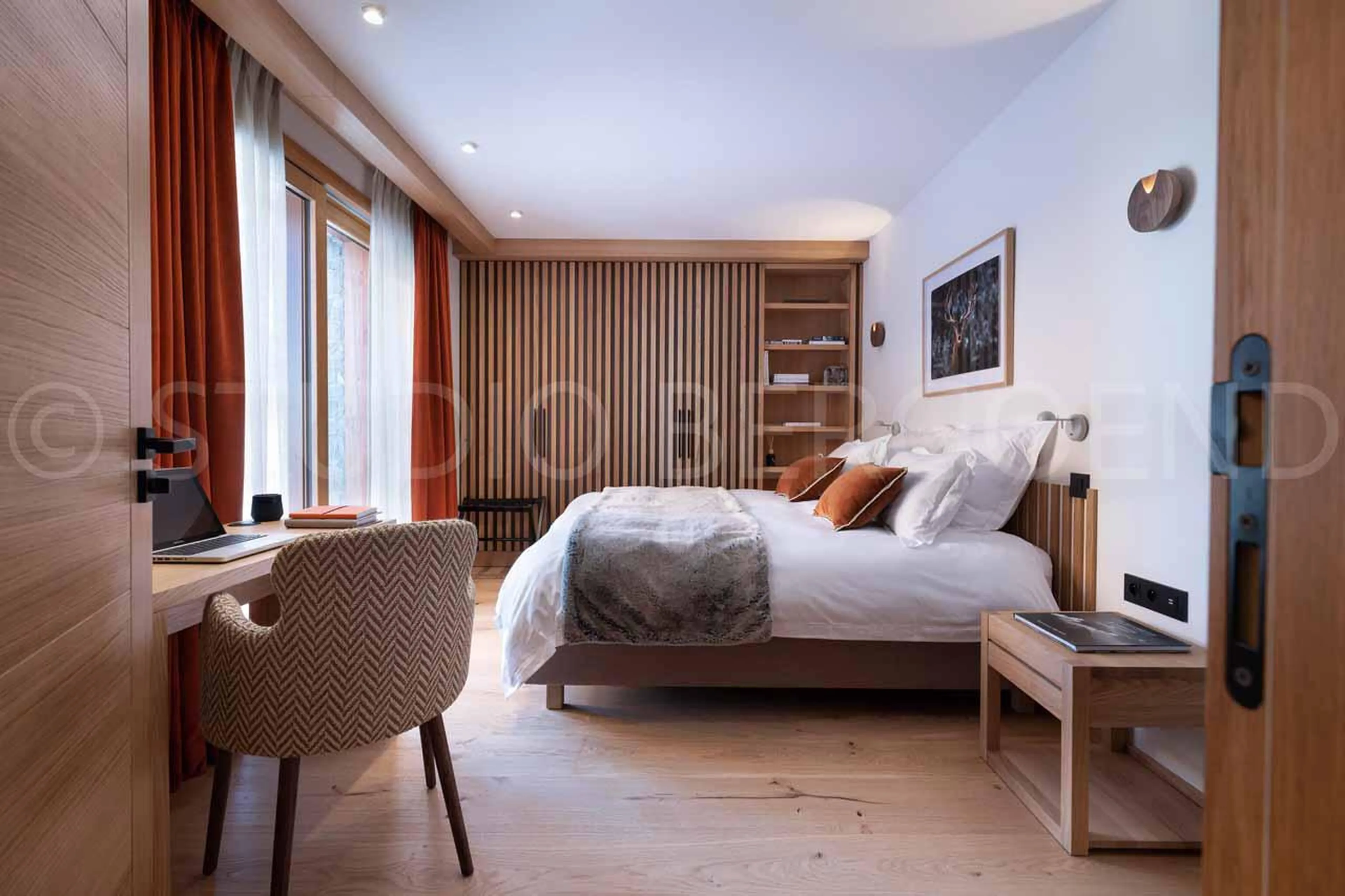 Double bedroom with balcony at Eden Mille 8 in Les Arcs