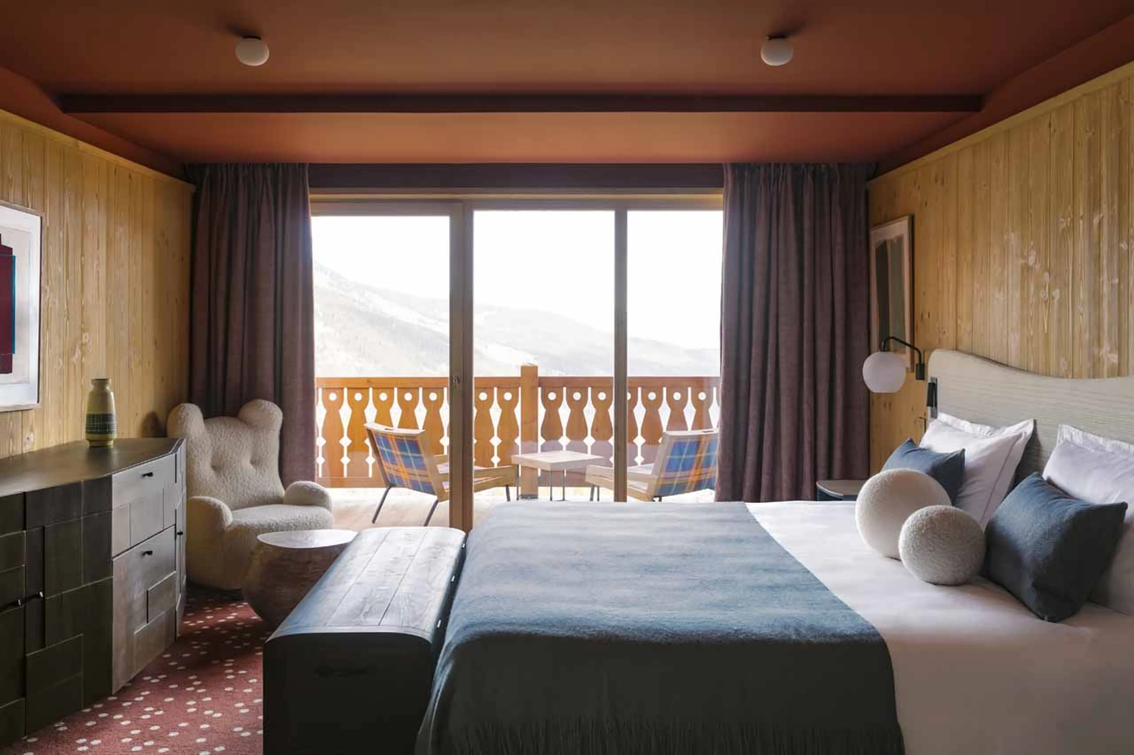 Double bedroom with balcony at Chalet Eglantine in Meribel