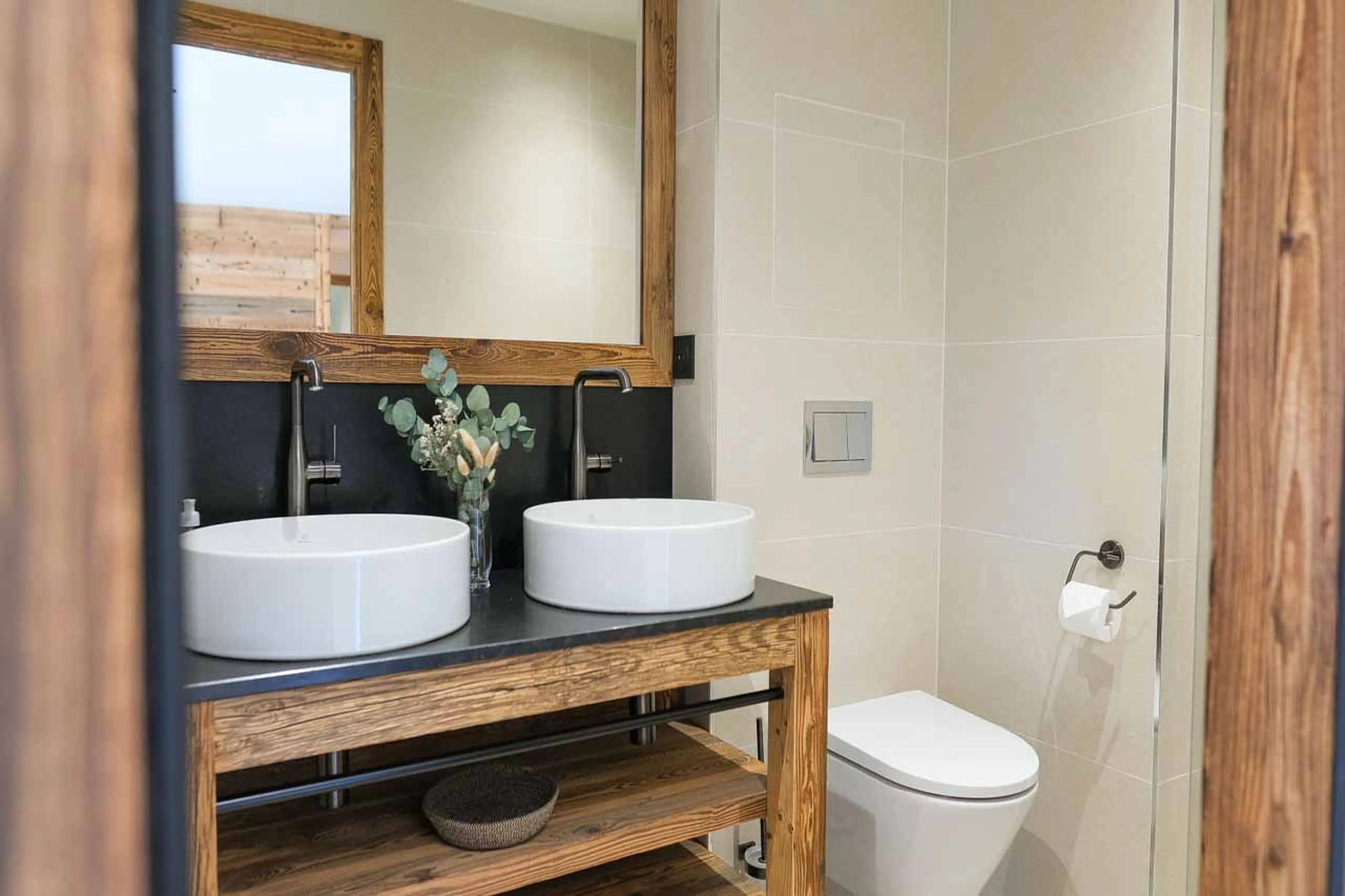 Bedroom 1 en-suite at Chalet Elegie in Meribel