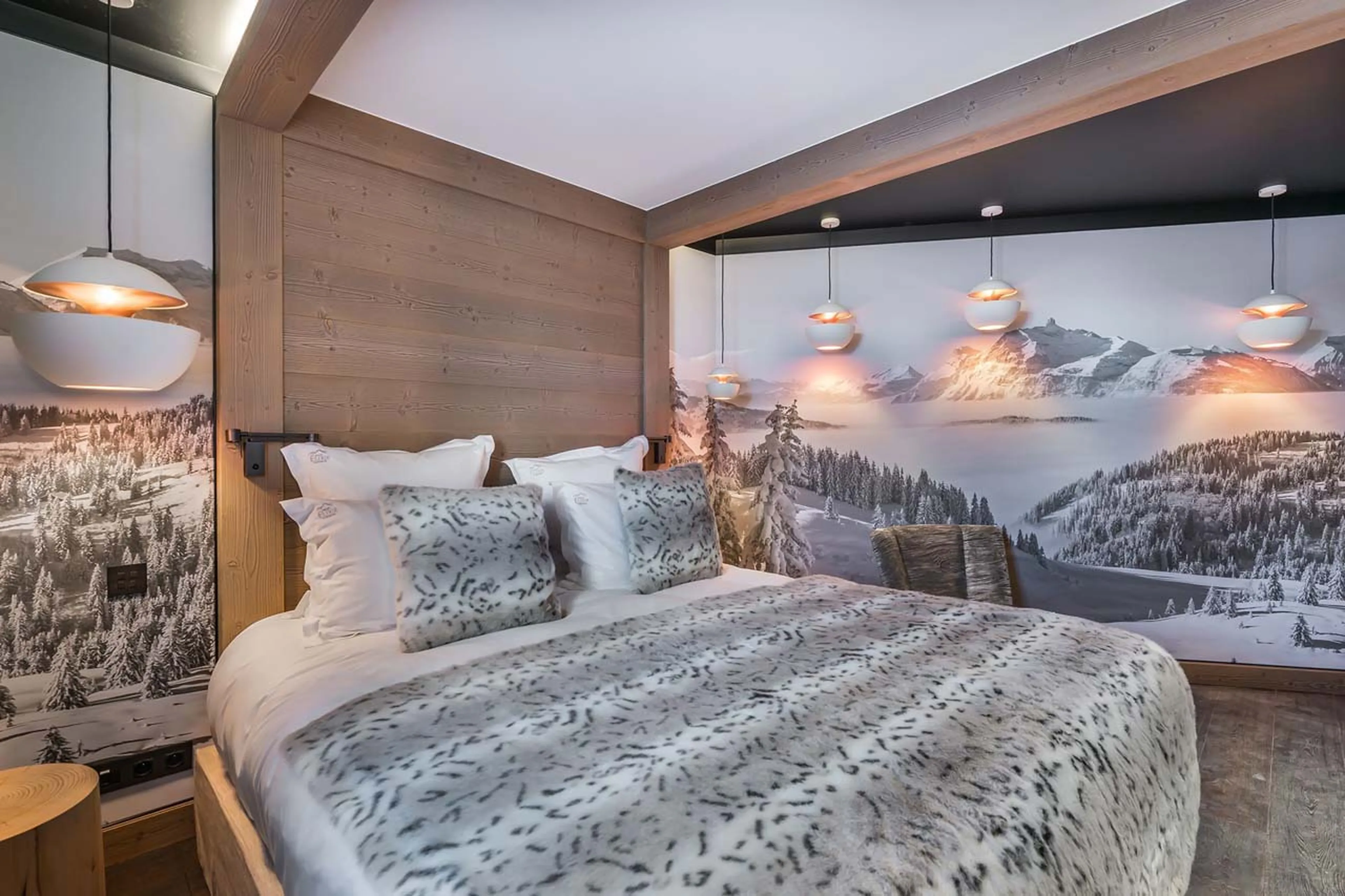 Mountain-themed backdrop in bedroom six at Chalet Elixir in Courchevel 1850