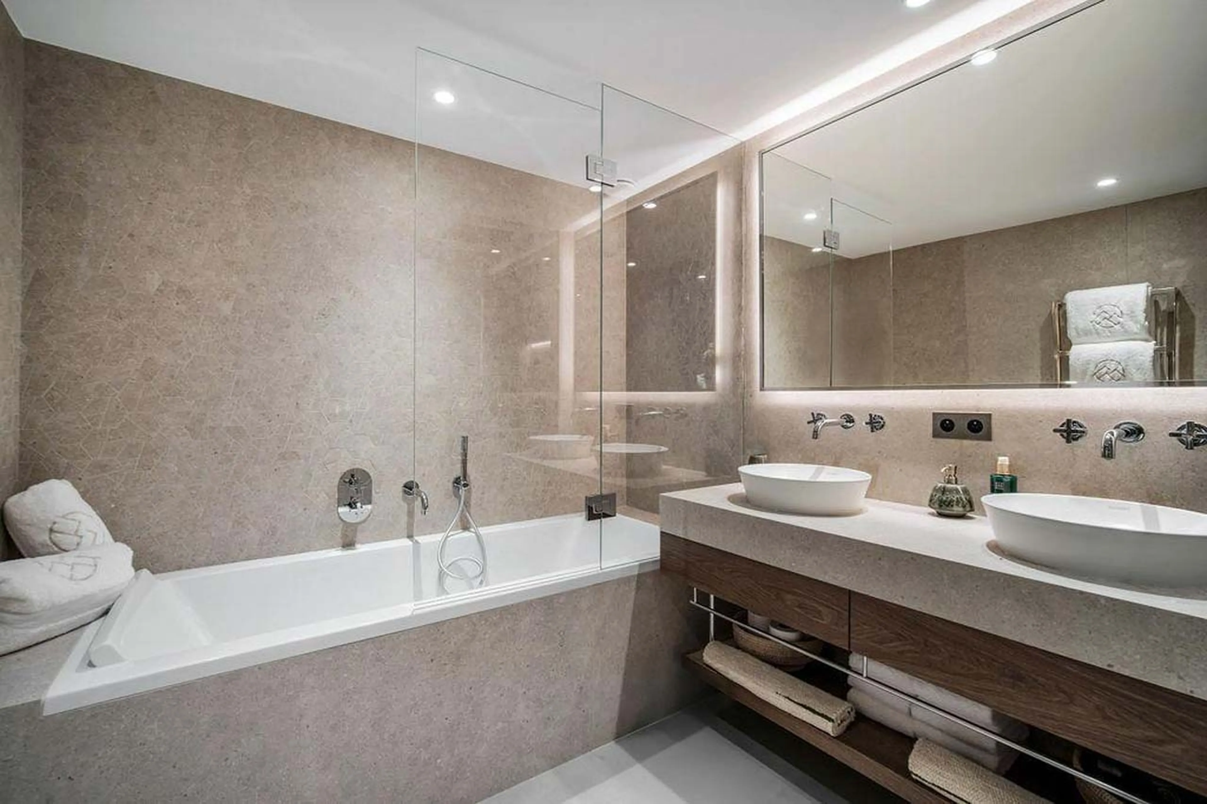 En-suite bathroom in Chalet Escapade, St Martin de Belleville