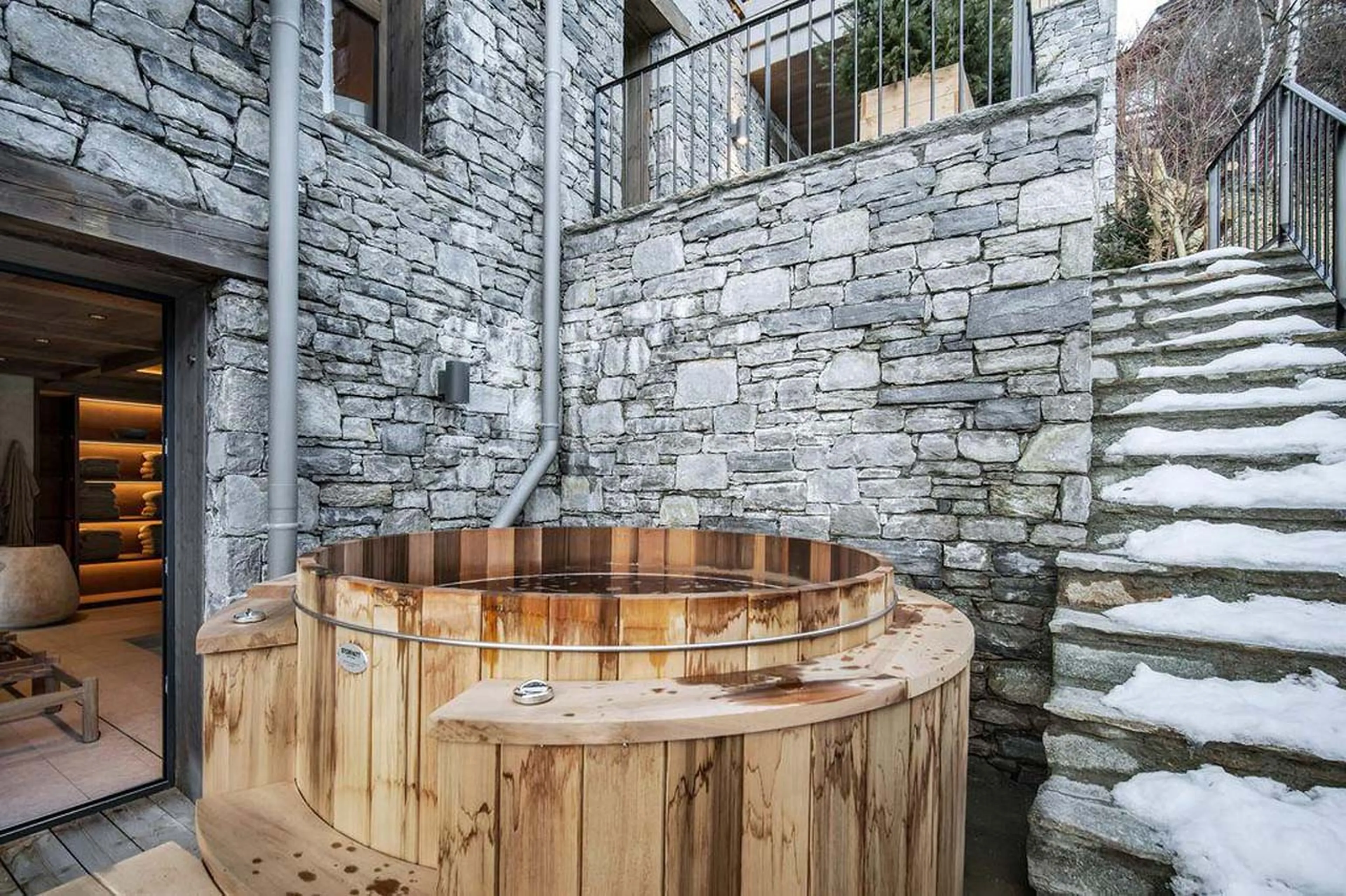 Outdoor barrel hot tub in Chalet Escapade, St Martin de Belleville