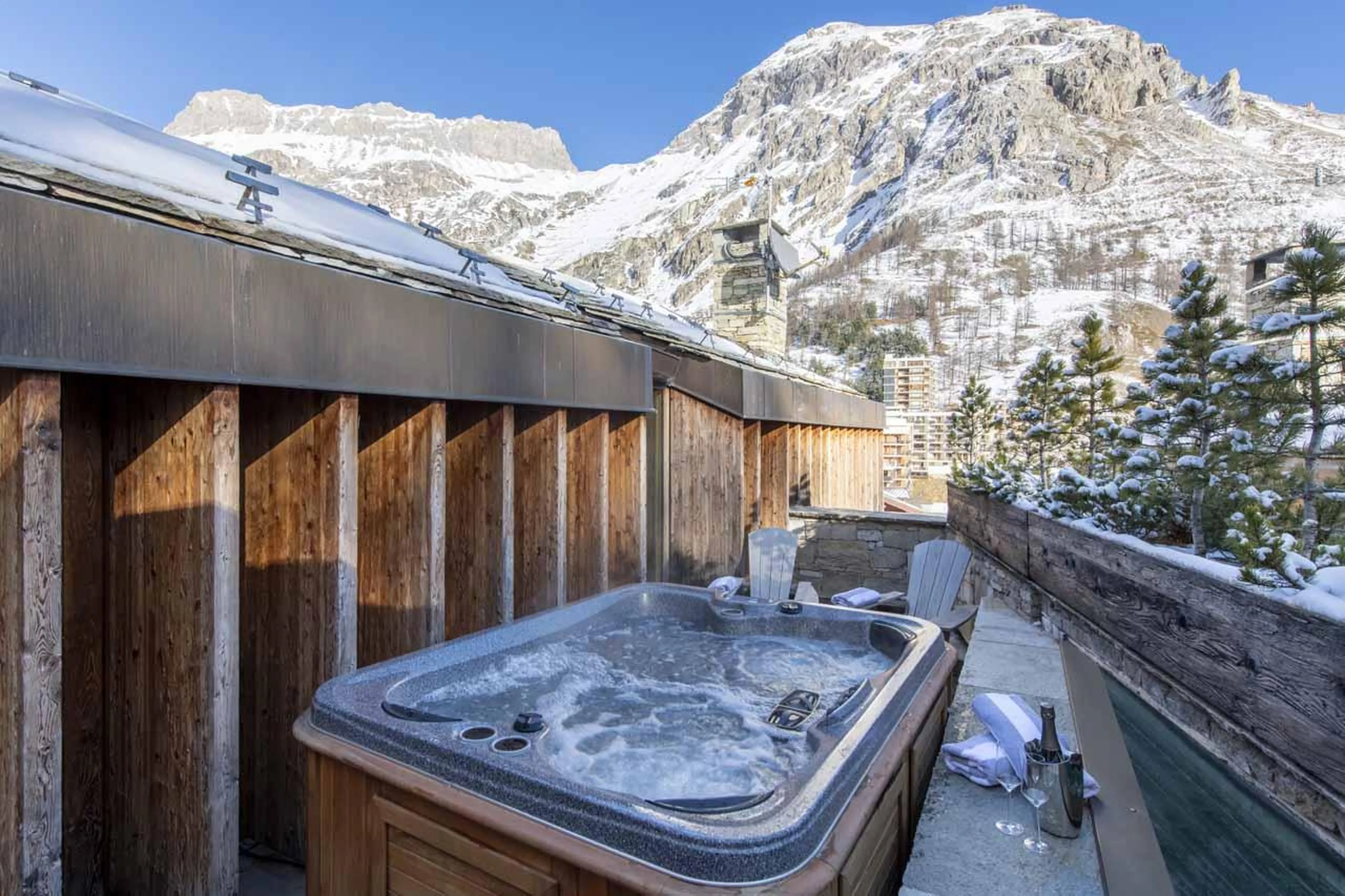 Outdoor hot tub at Etoile du Nord West in Val d'Isere