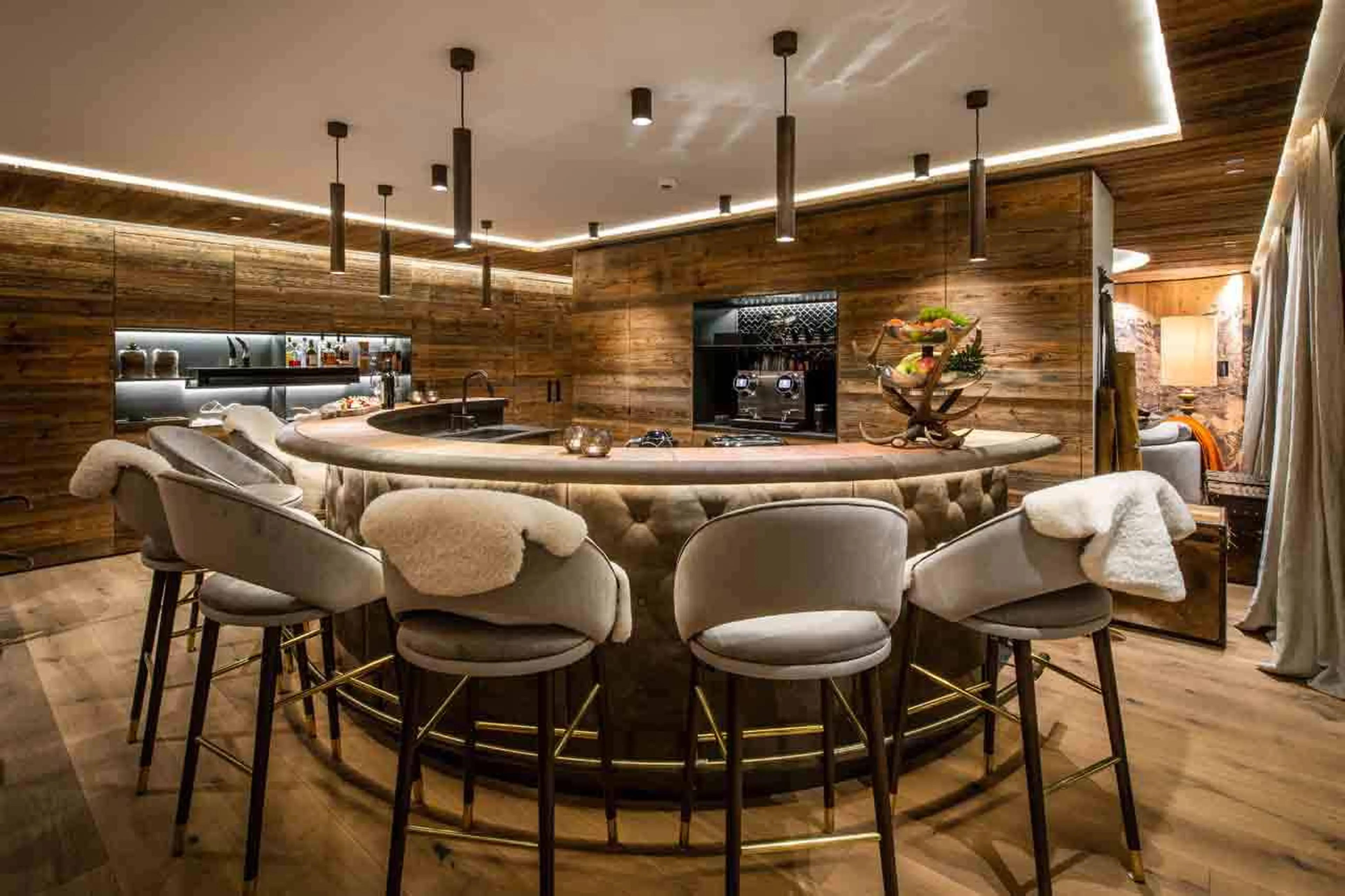 Open plan kitchen with bar at Apartment Big Tom in St Anton