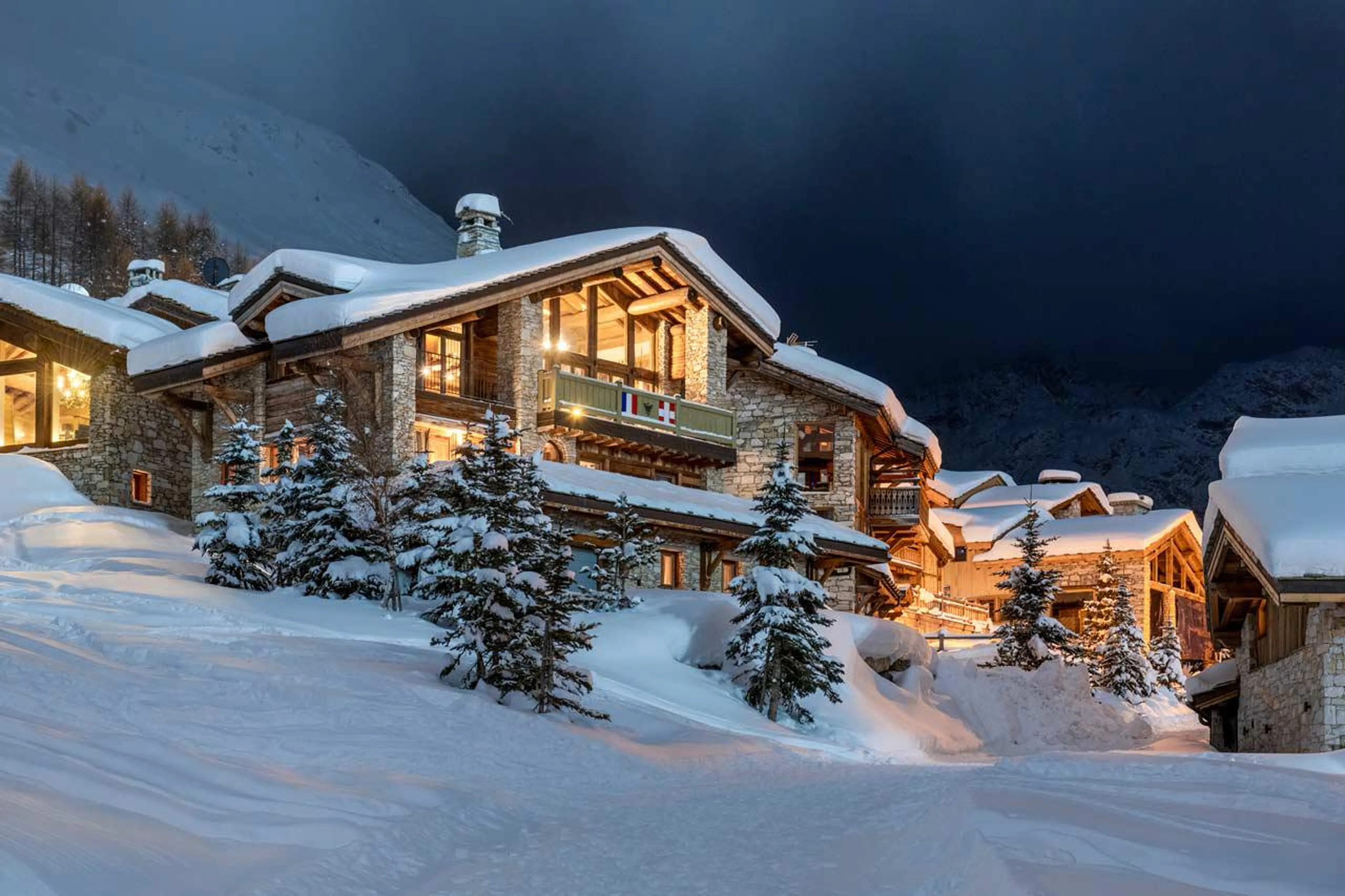 Exterior of Chalet Face a Face in Val d'Isere at night