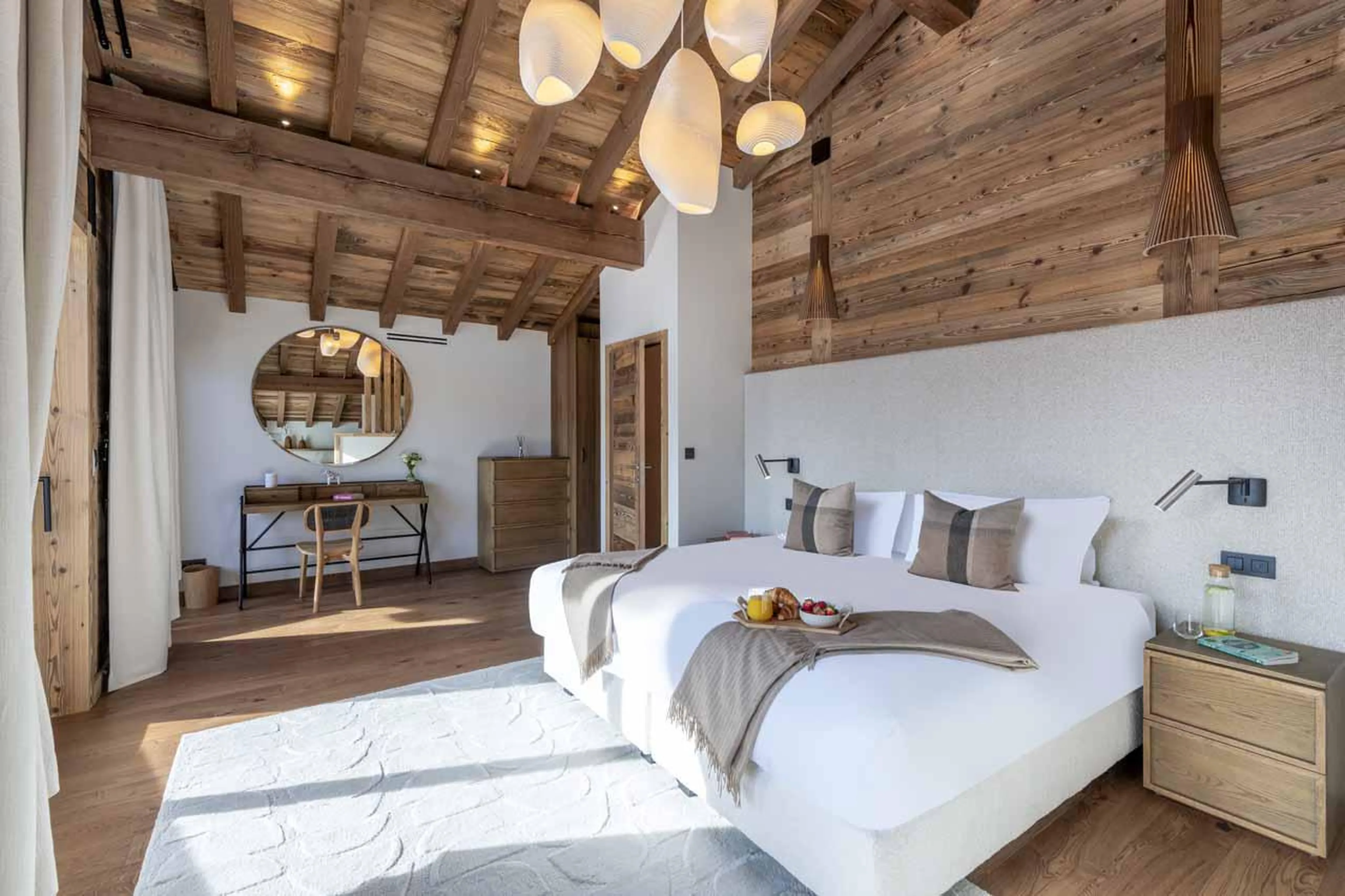 Double bedroom with dressing table in Chalet Fika, Les Gets
