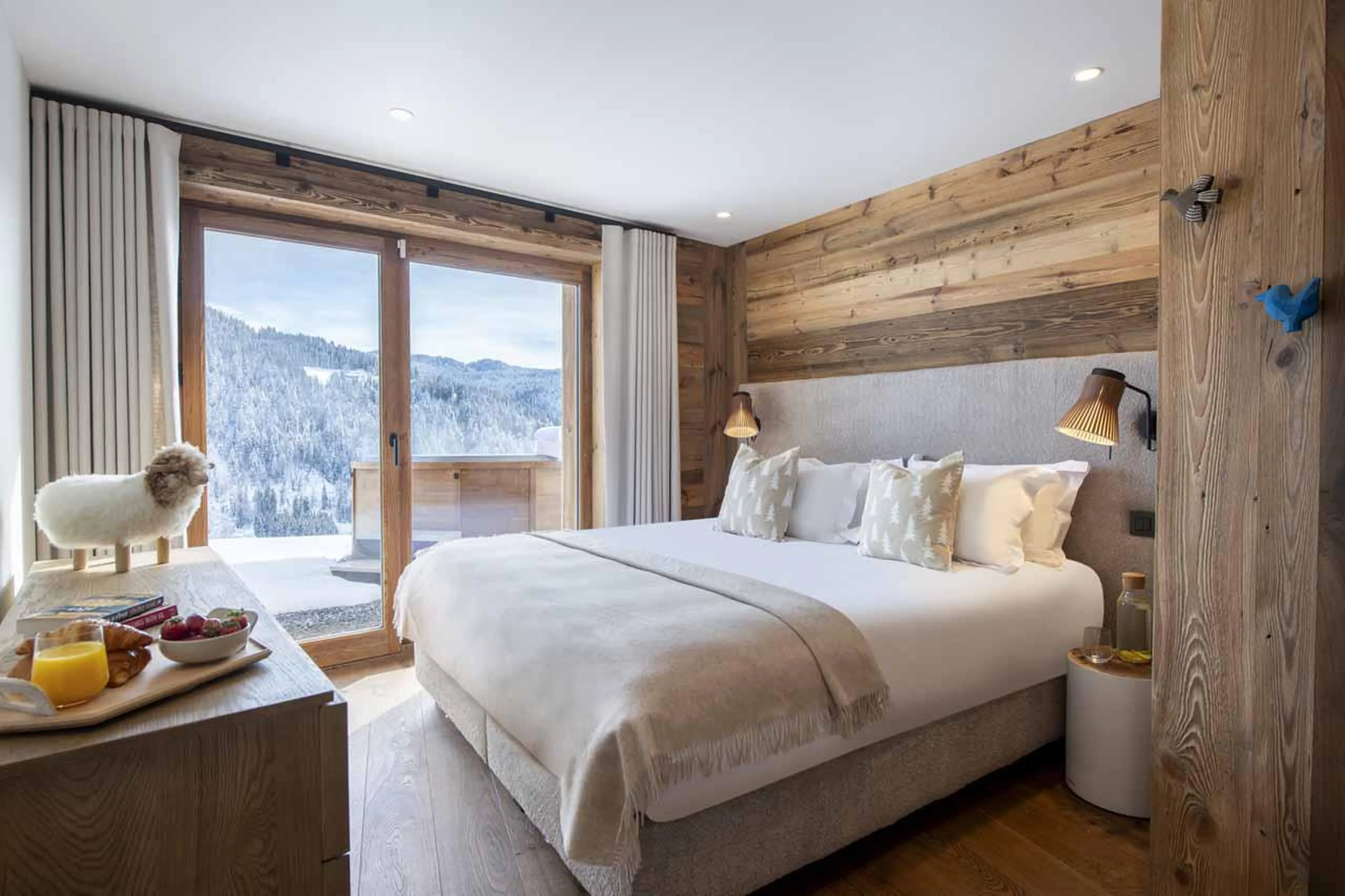 Double bedroom with access to terrace in Chalet Fika, Les Gets